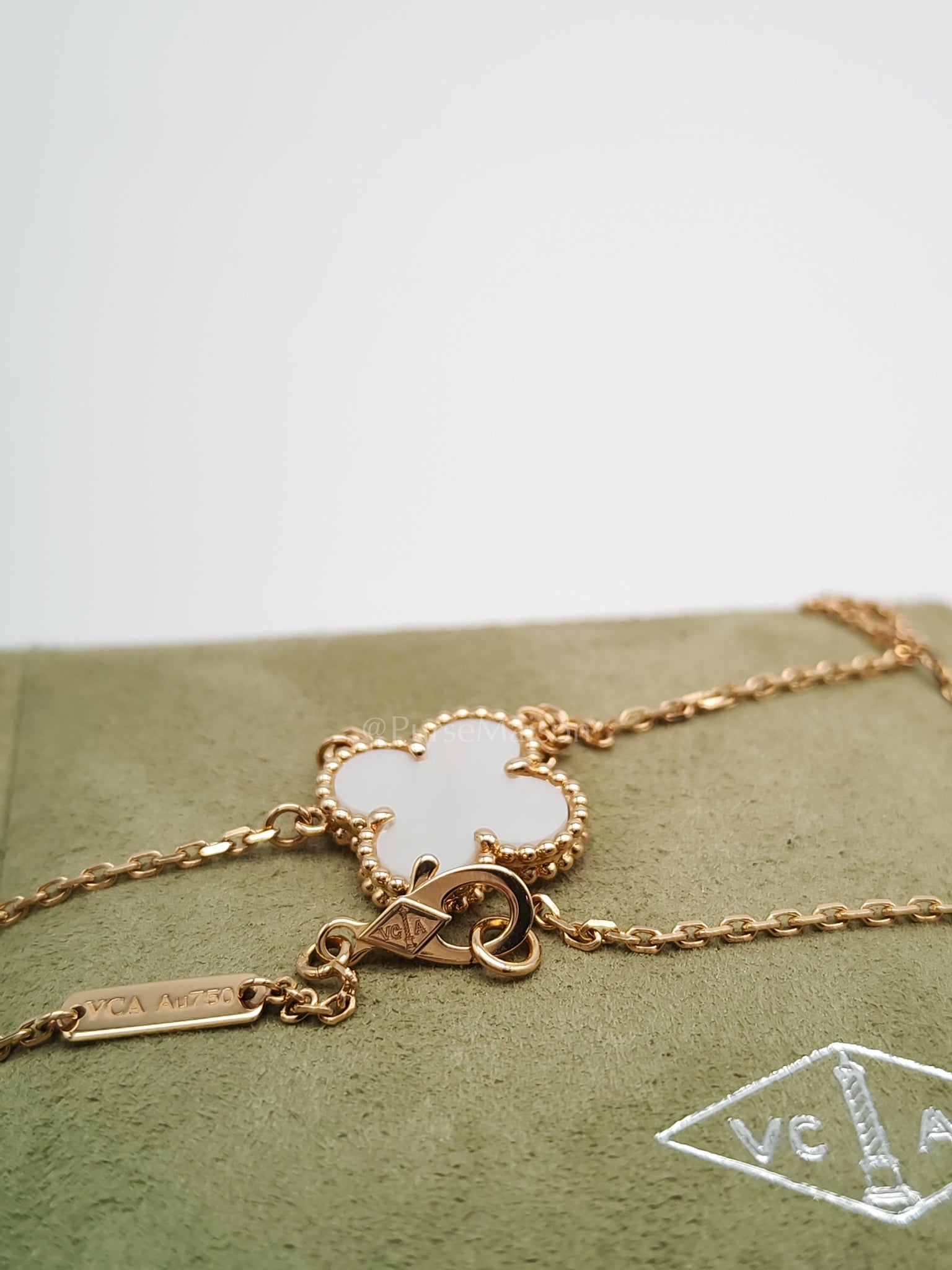 Sweet Alhambra White Mother of Pearl Pendant in Yellow Gold Necklace Year 2021 | Purse Maison Luxury Bags Shop