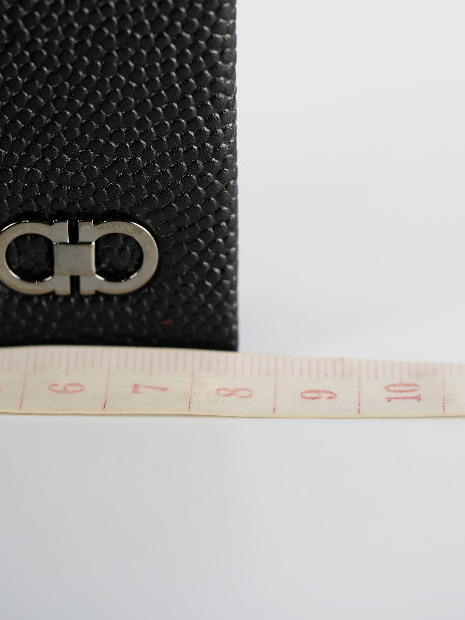 Vlogo Pebbled Calfskin Leather Card Holder in Nero | Purse Maison Luxury Bags Shop