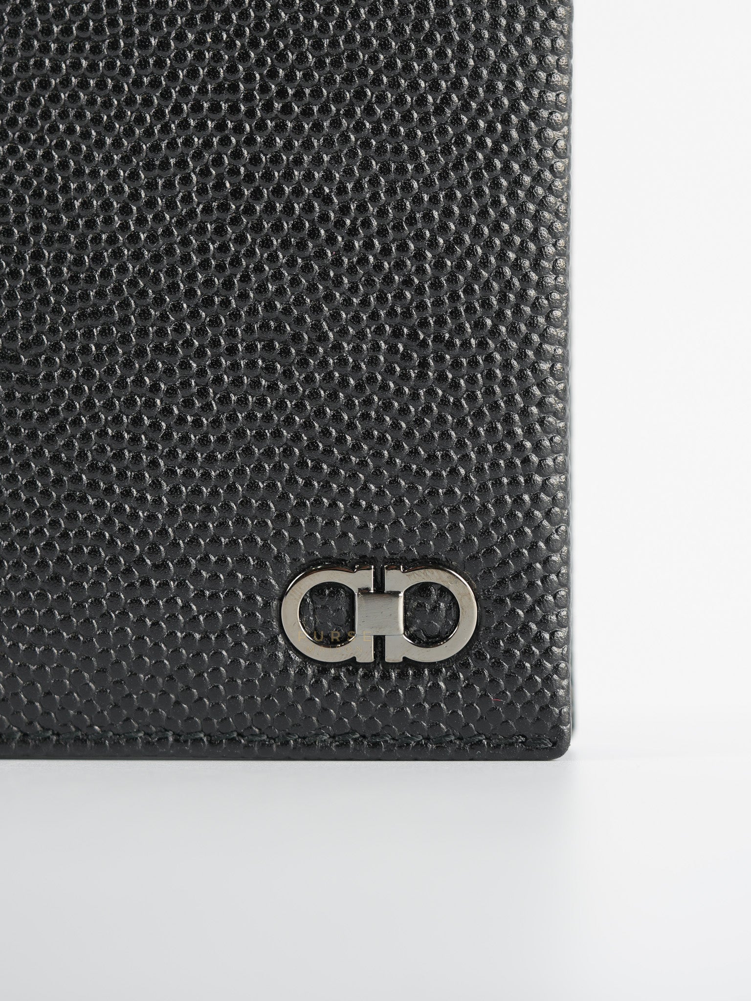 Vlogo Pebbled Calfskin Leather Card Holder in Nero | Purse Maison Luxury Bags Shop