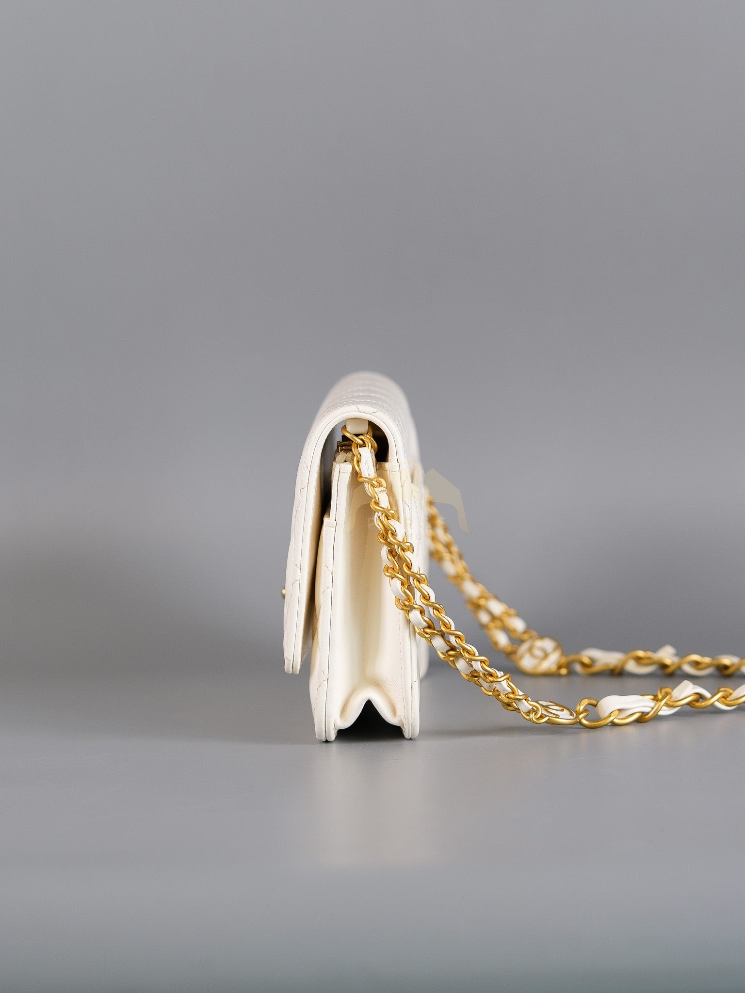 Wallet On Chain (WOC) Double Chain in White Lambskin Leather and Aged Gold Hardware (Microchip) | Purse Maison Luxury Bags Shop