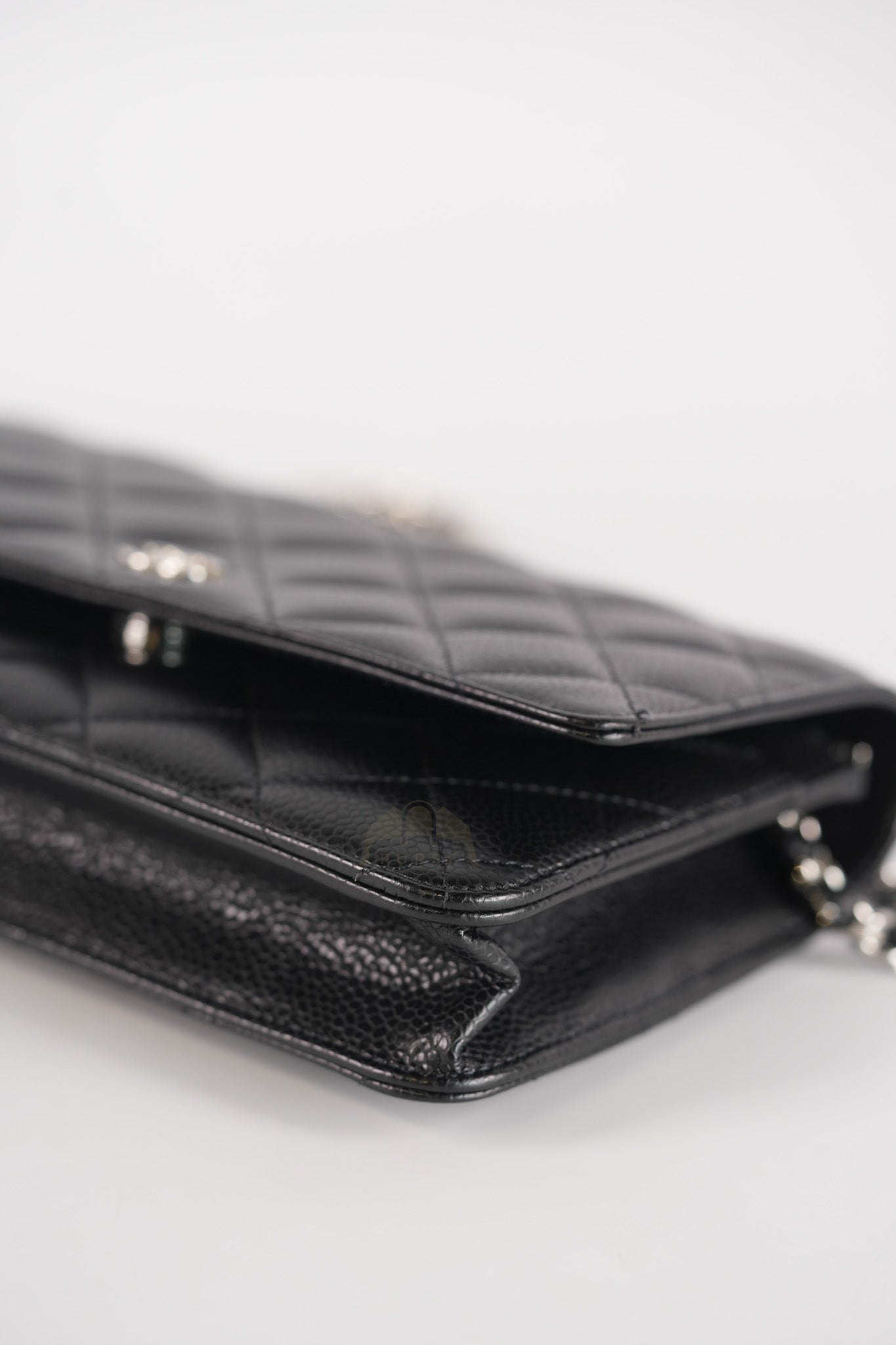 Wallet On Chain (WOC) in Quilted Caviar Leather and Silver Hardware (Microchip) | Purse Maison Luxury Bags Shop