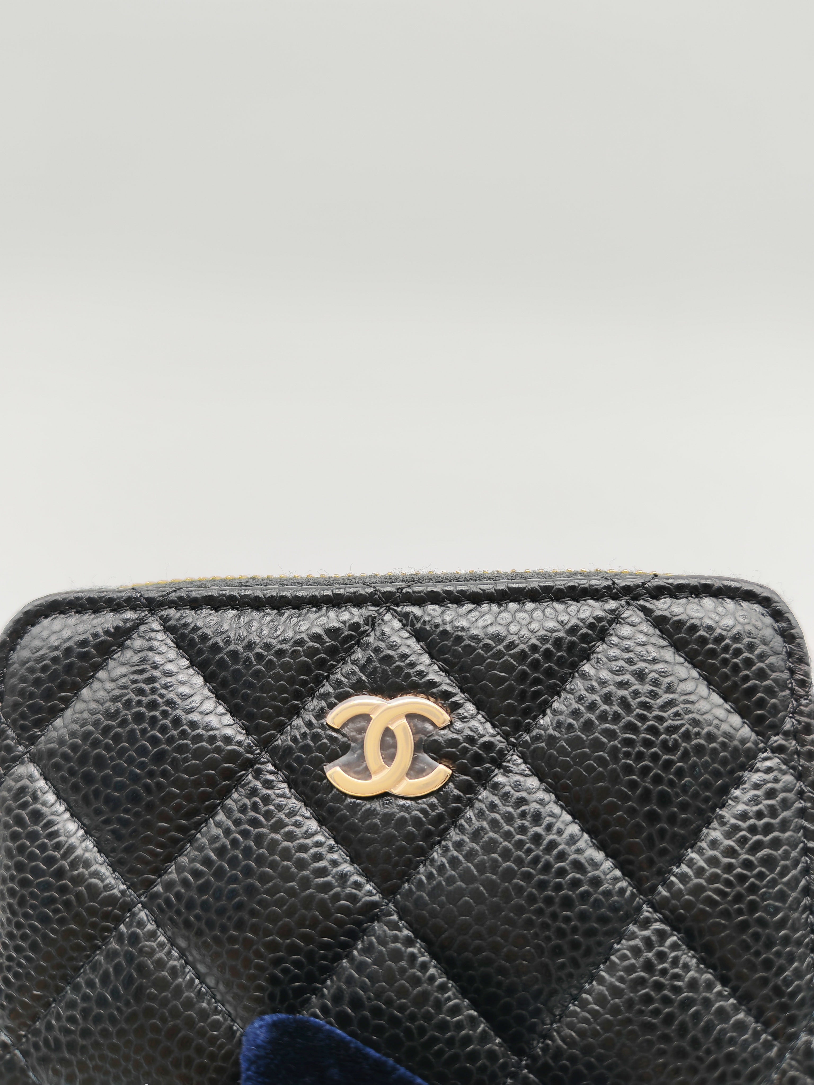Zipped Card Holder in Black Caviar Leather and Gold Hardware (Microchip) | Purse Maison Luxury Bags Shop