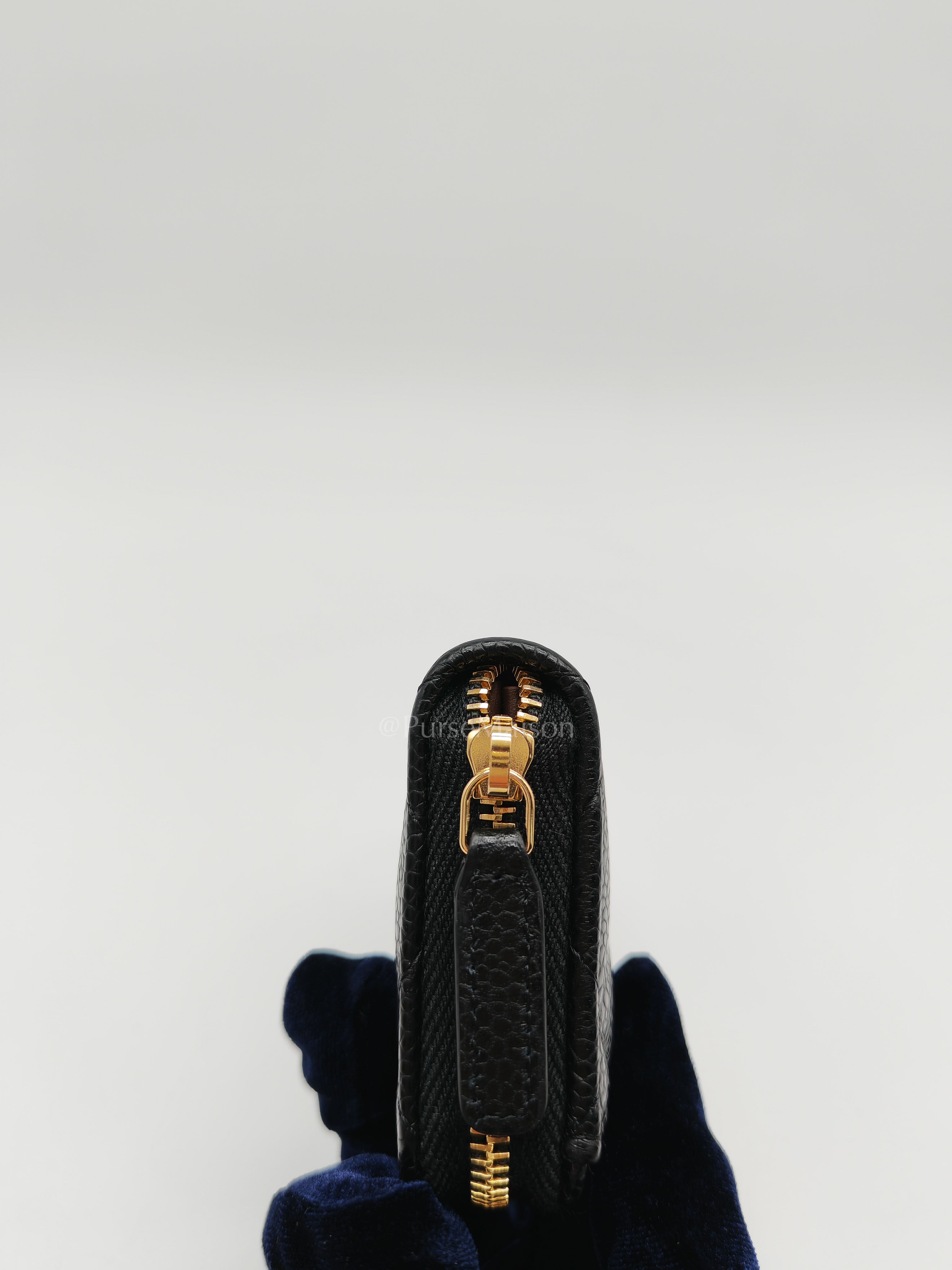 Zipped Card Holder in Black Caviar Leather and Gold Hardware (Microchip) | Purse Maison Luxury Bags Shop