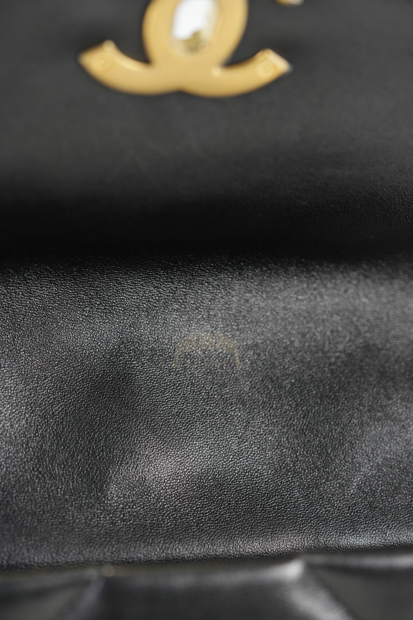 19 Small in Black Lambskin Leather & Mix Hardware Microchip | Purse Maison Luxury Bags Shop