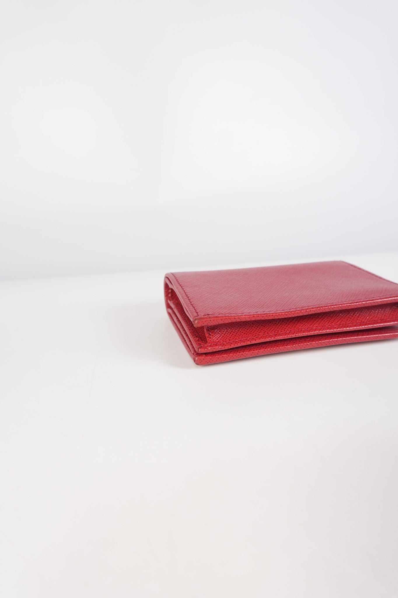 1MV021 Triangle Logo Bi-fold Wallet in Fouco/Red Saffiano Leather | Purse Maison Luxury Bags Shop