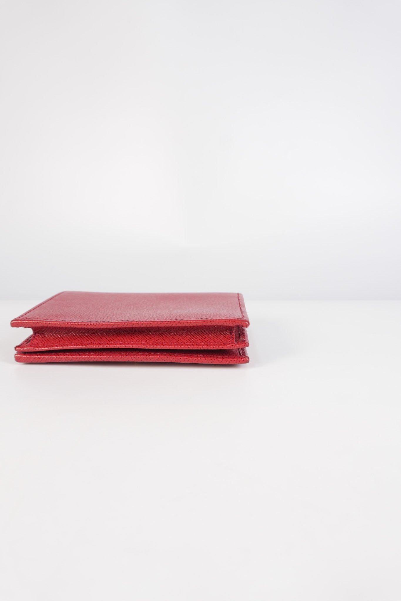 1MV021 Triangle Logo Bi-fold Wallet in Fouco/Red Saffiano Leather | Purse Maison Luxury Bags Shop