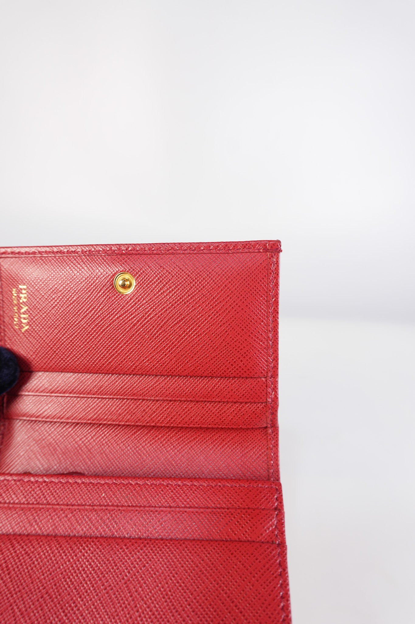 1MV021 Triangle Logo Bi-fold Wallet in Fouco/Red Saffiano Leather | Purse Maison Luxury Bags Shop