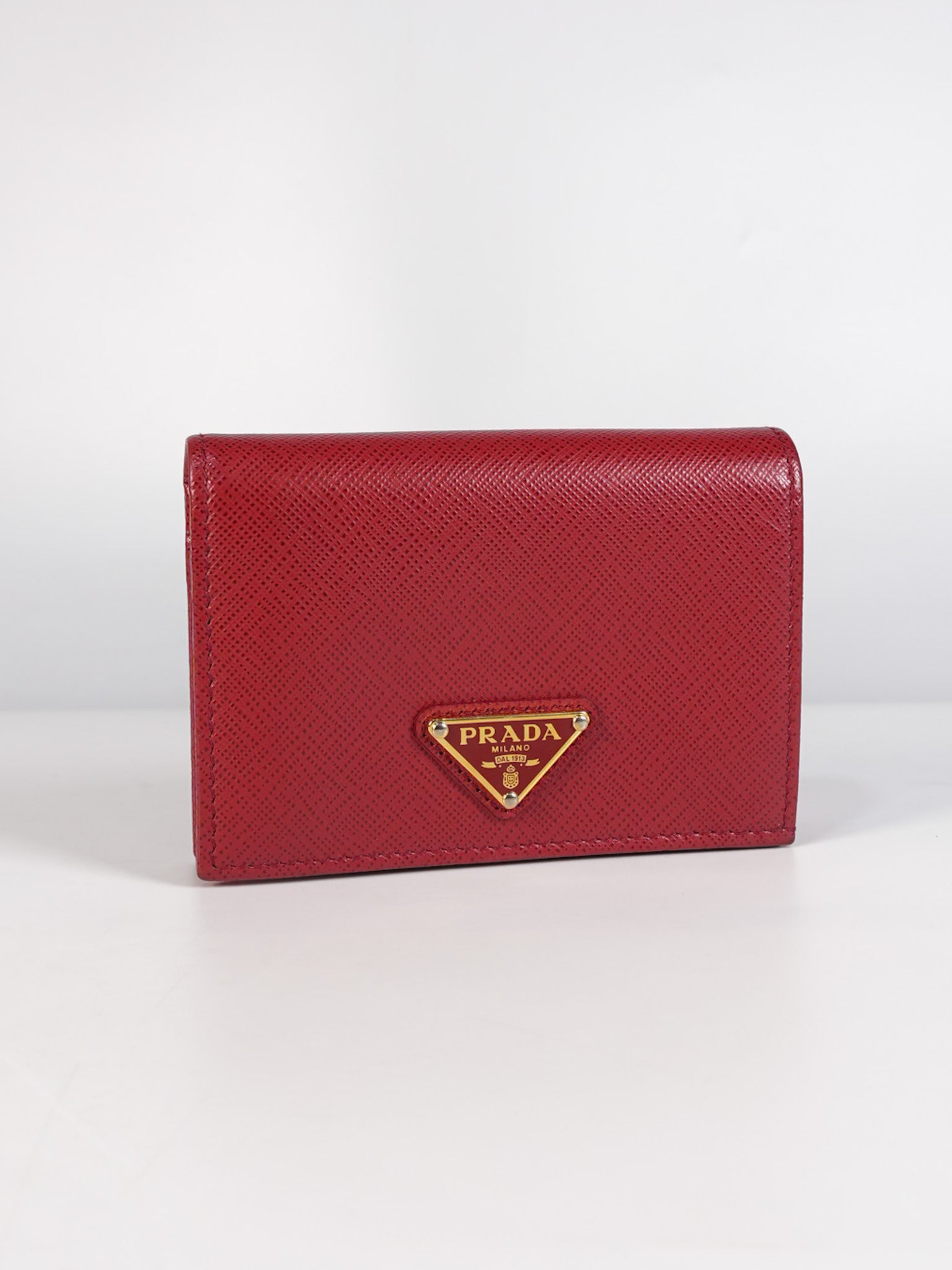 1MV021 Triangle Logo Bi-fold Wallet in Fouco/Red Saffiano Leather | Purse Maison Luxury Bags Shop