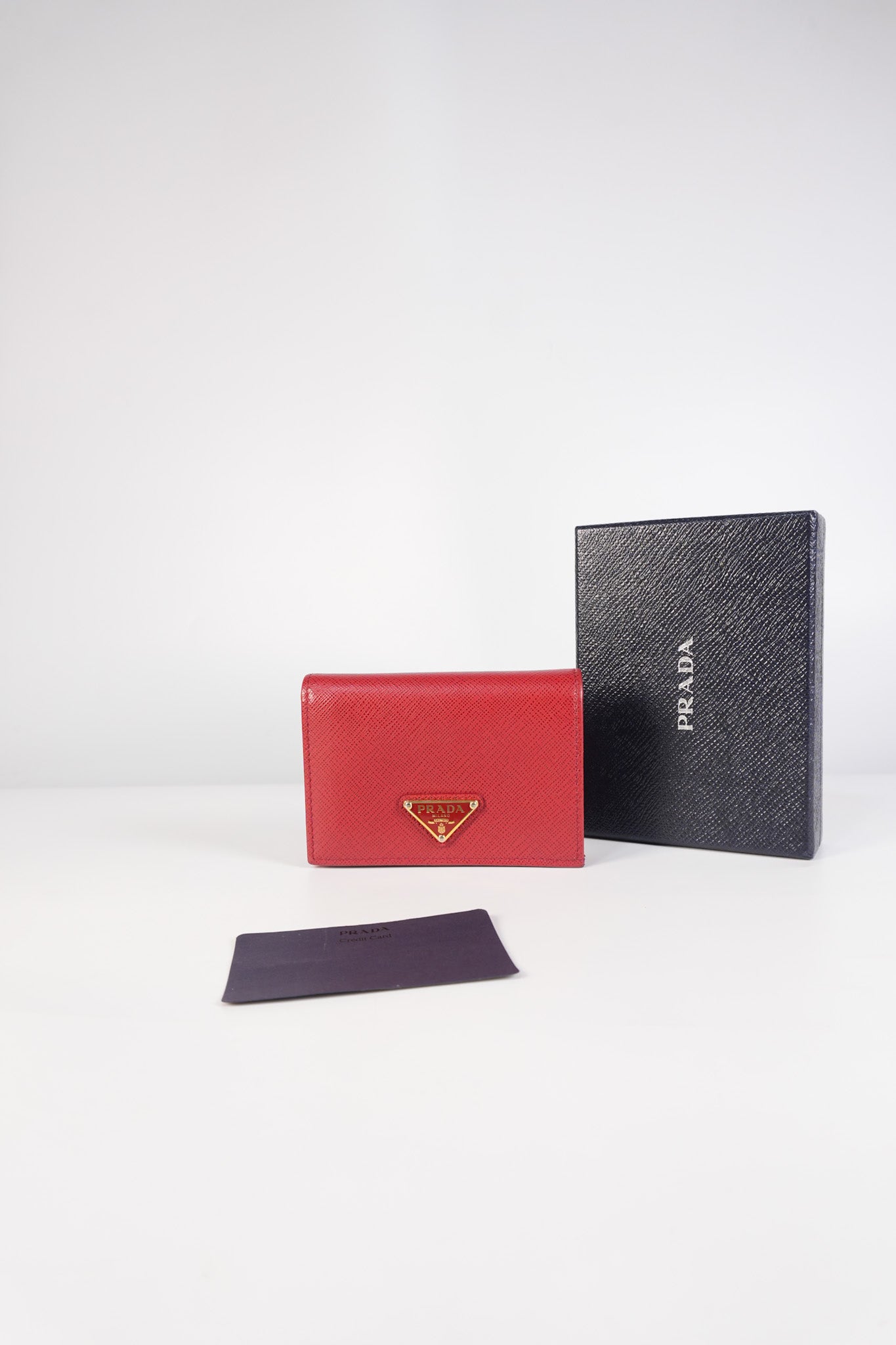 1MV021 Triangle Logo Bi-fold Wallet in Fouco/Red Saffiano Leather | Purse Maison Luxury Bags Shop