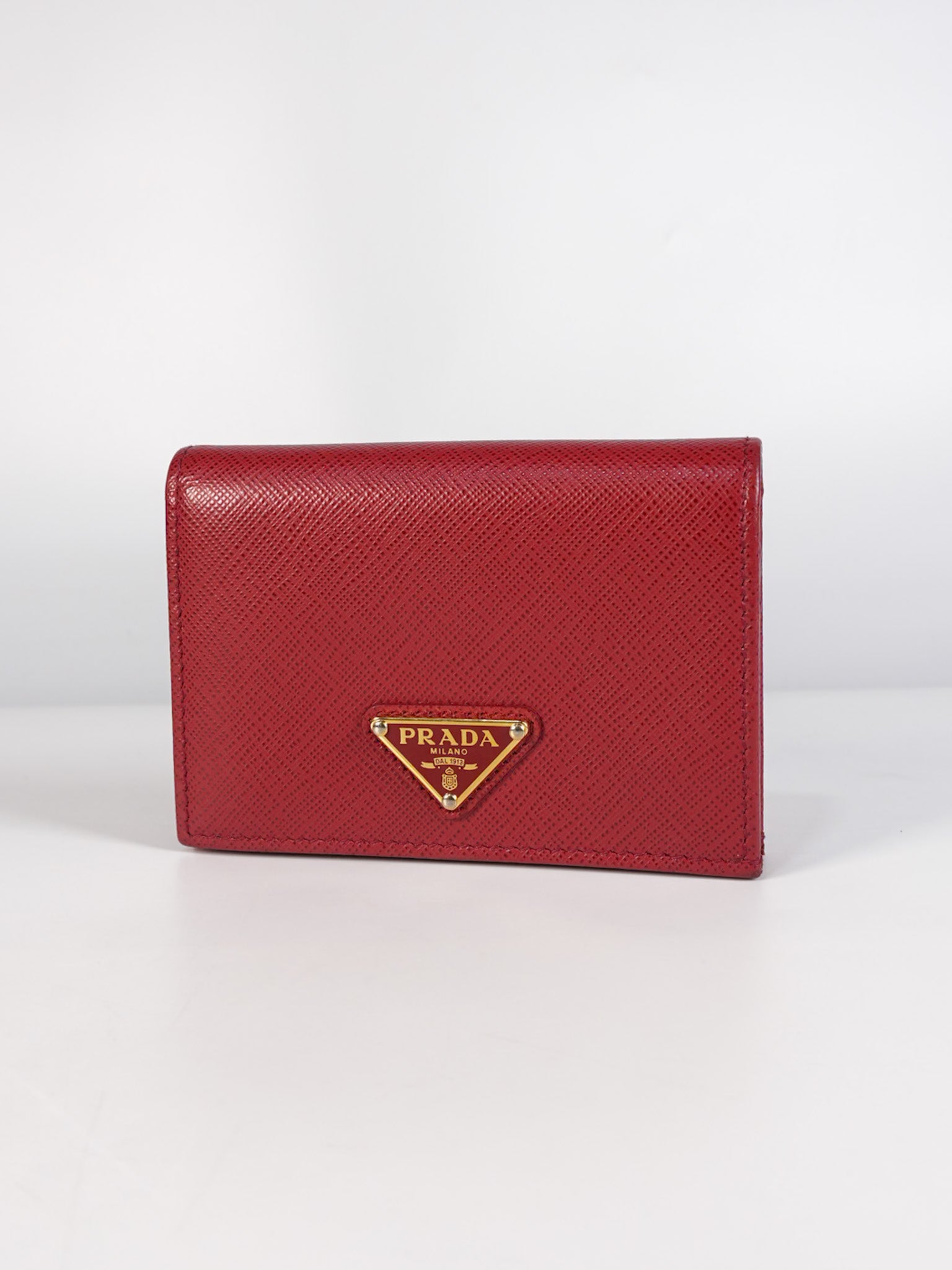 1MV021 Triangle Logo Bi-fold Wallet in Fouco/Red Saffiano Leather | Purse Maison Luxury Bags Shop