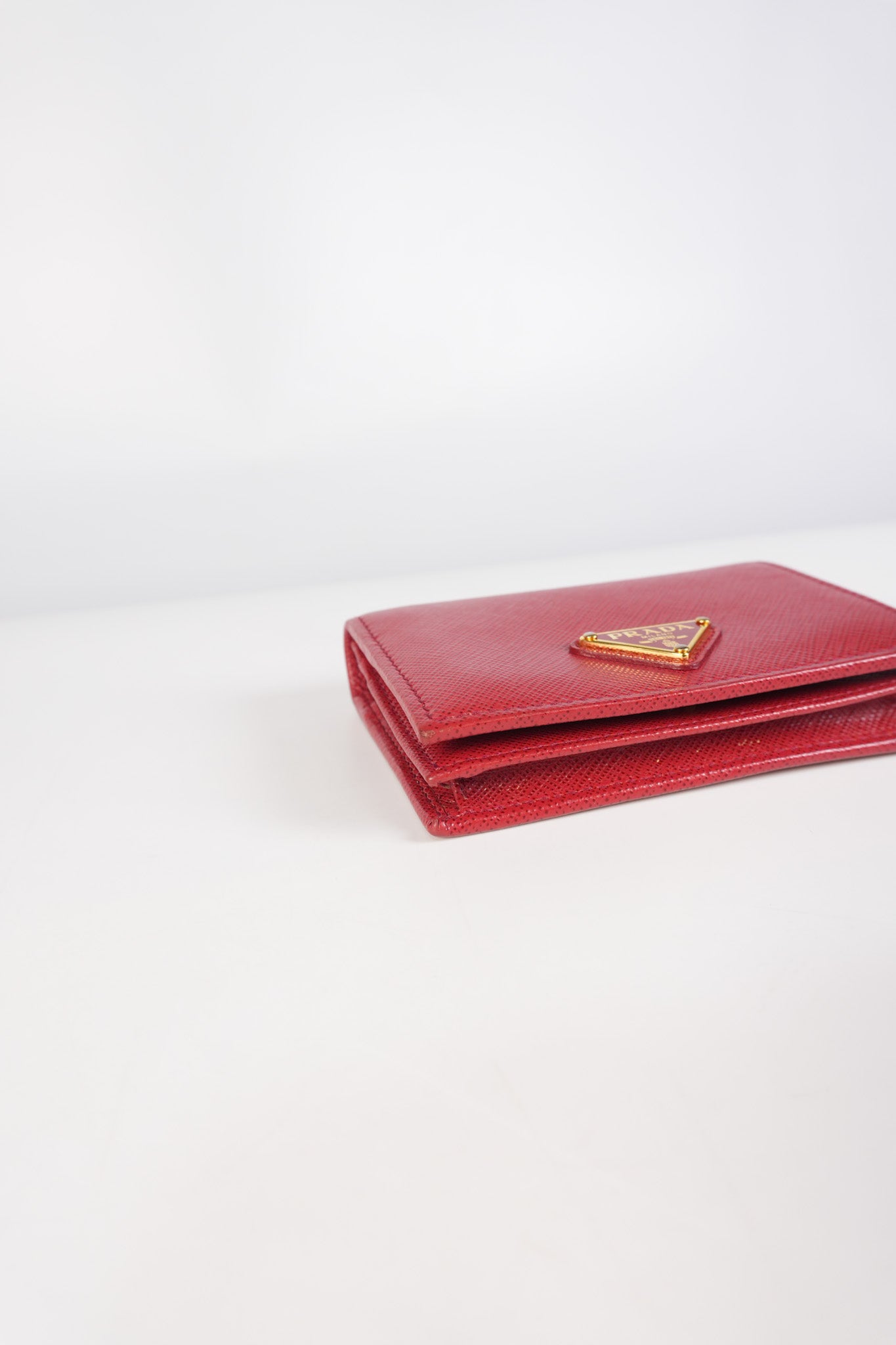 1MV021 Triangle Logo Bi-fold Wallet in Fouco/Red Saffiano Leather | Purse Maison Luxury Bags Shop