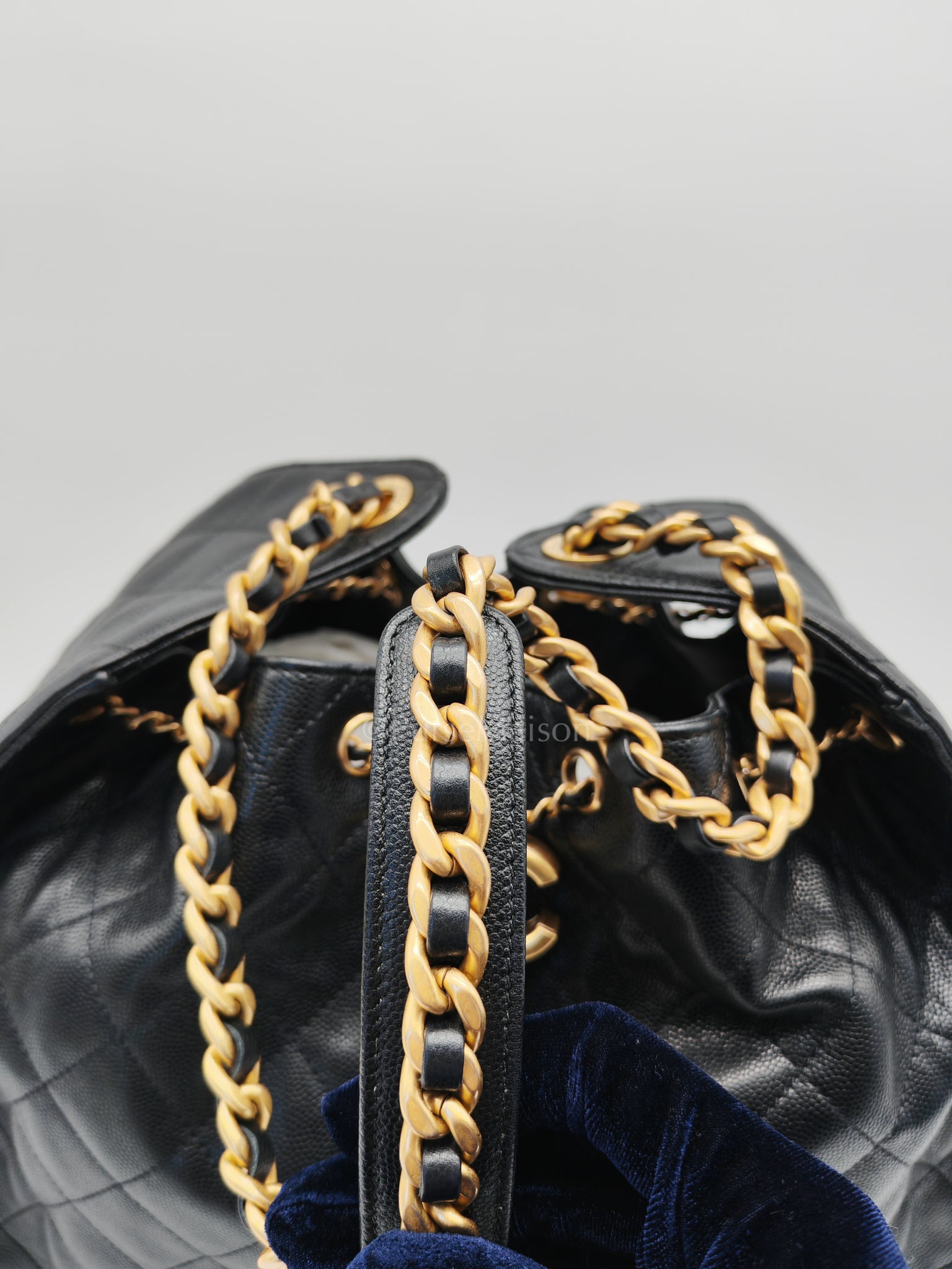 25 Medium in Black Caviar Leather and Aged Gold Hardware (Microchip) | Purse Maison Luxury Bags Shop