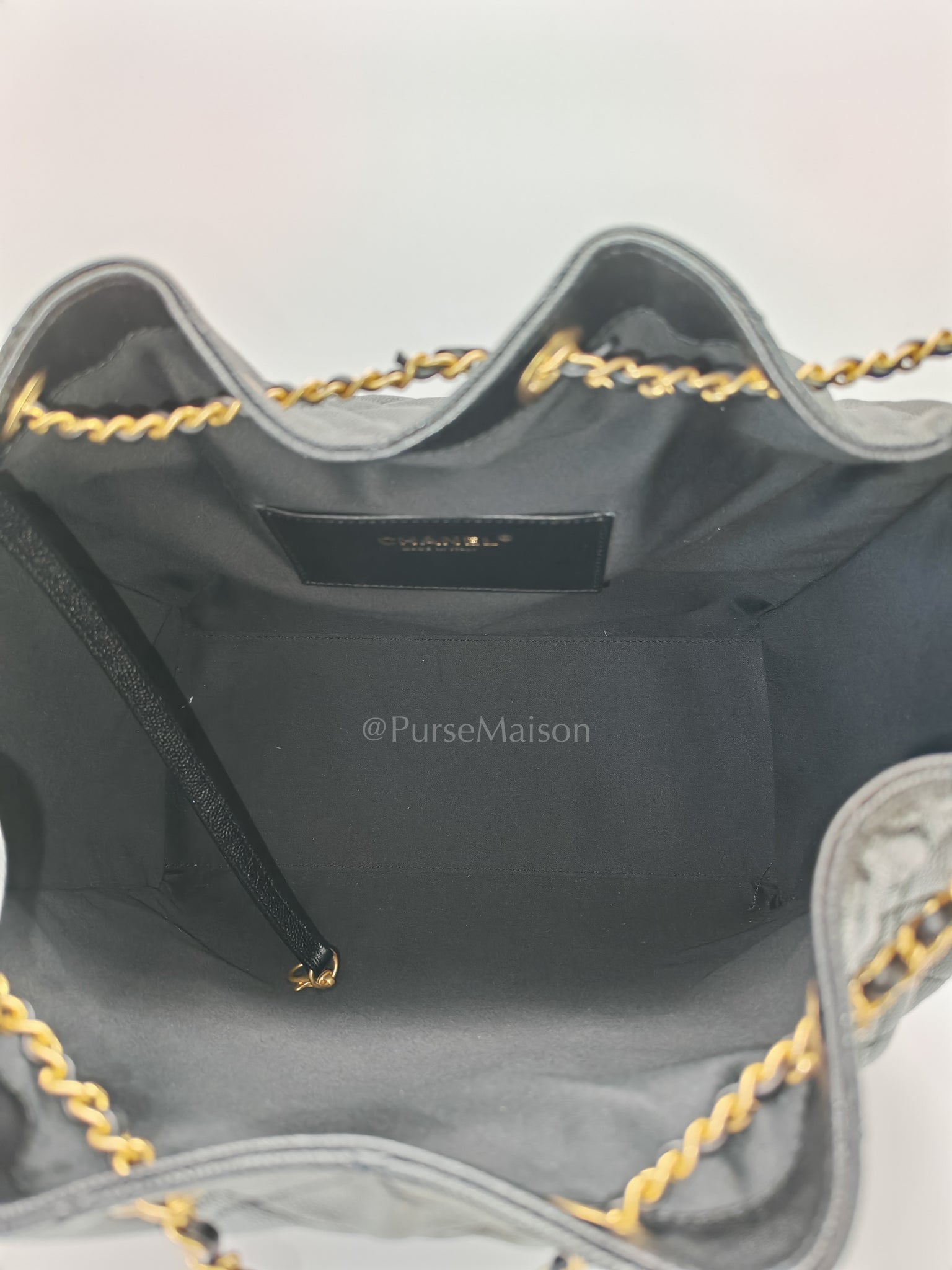25 Medium in Black Caviar Leather and Aged Gold Hardware (Microchip) | Purse Maison Luxury Bags Shop