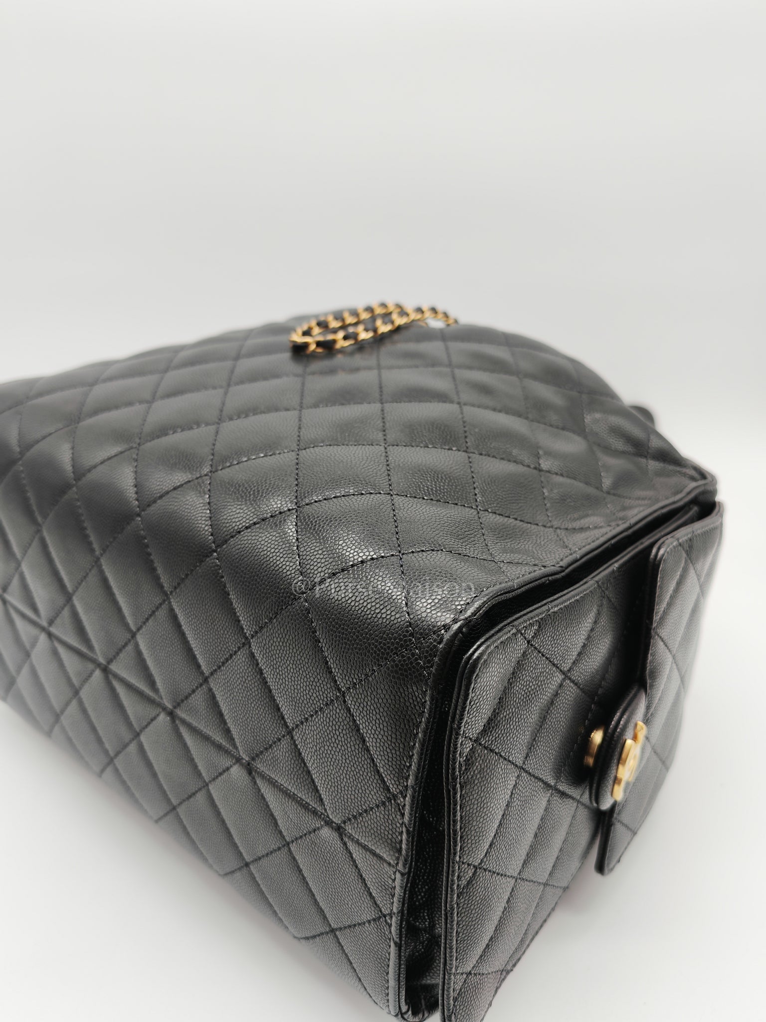 25 Medium in Black Caviar Leather and Aged Gold Hardware (Microchip) | Purse Maison Luxury Bags Shop