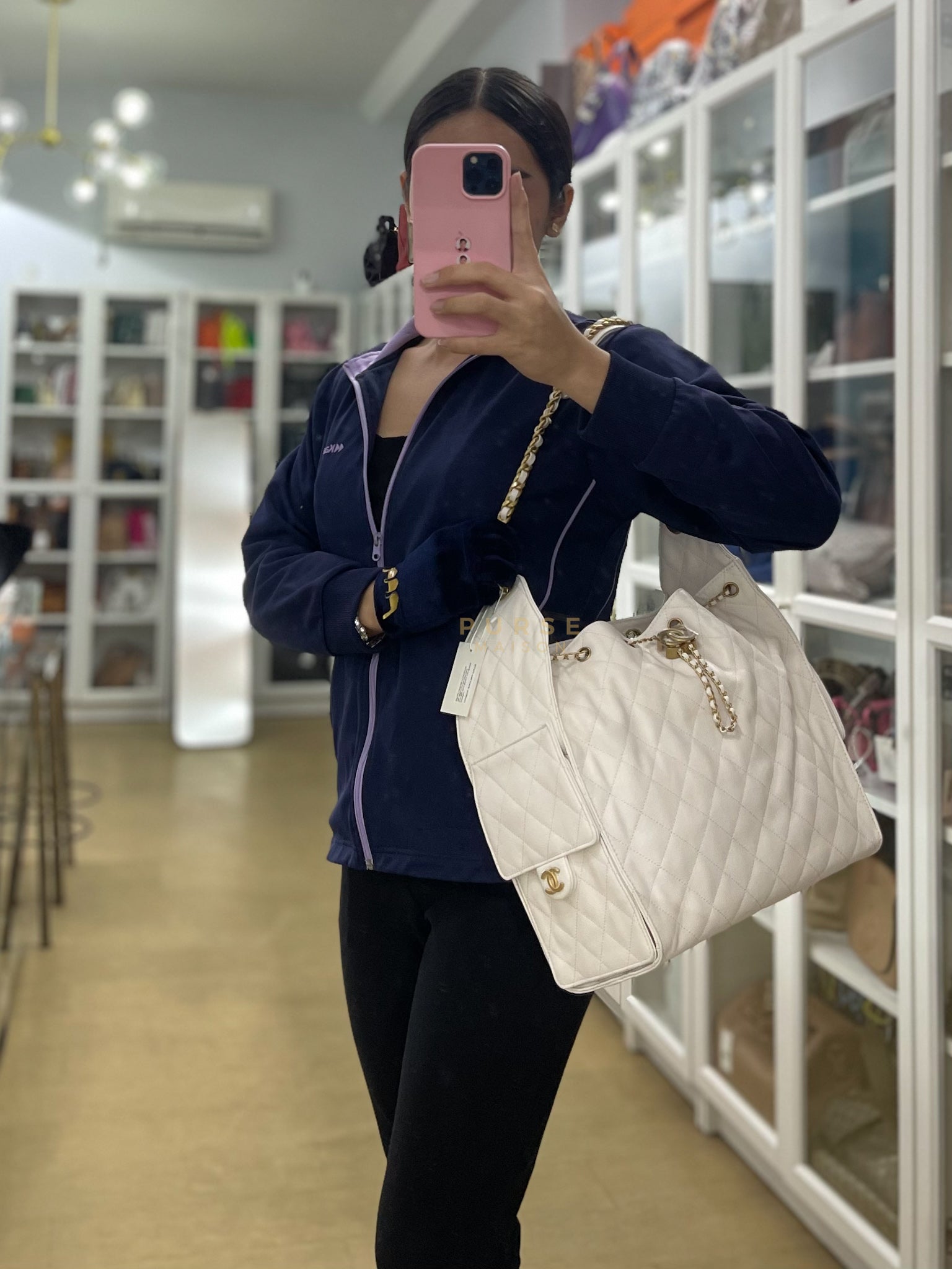 25 Medium White in Caviar Leather and Aged Gold Hardware (Microchip) | Purse Maison Luxury Bags Shop