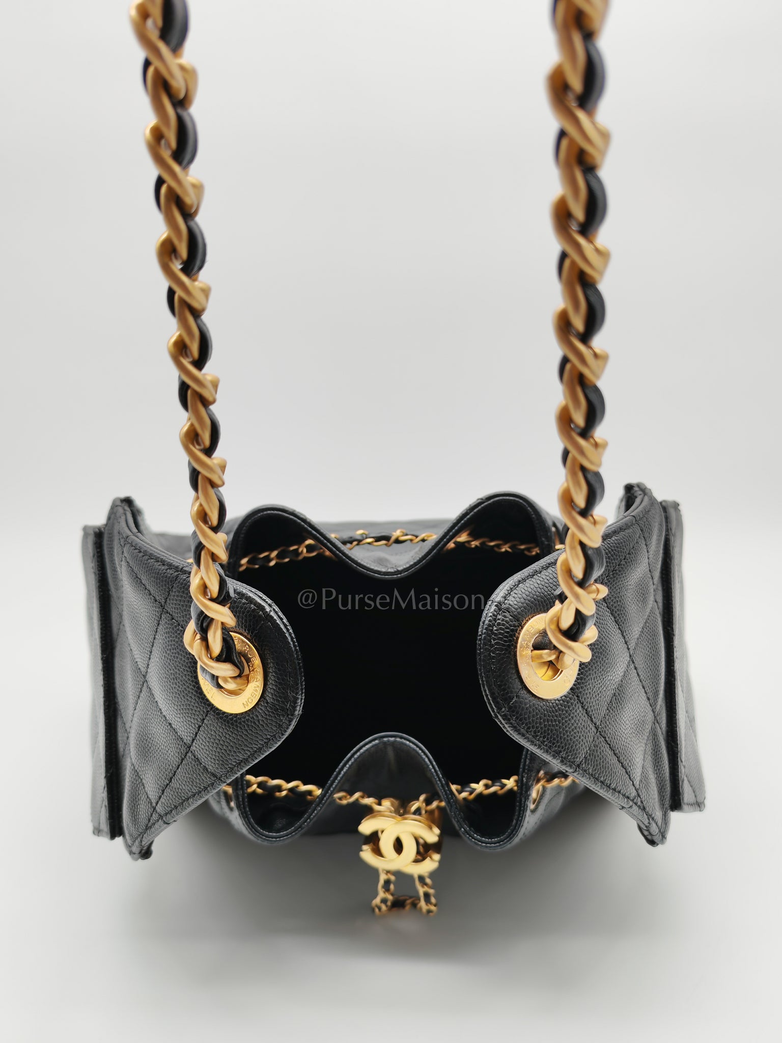 25 Small in Black Caviar Leather and Aged Gold Hardware (Microchip) | Purse Maison Luxury Bags Shop