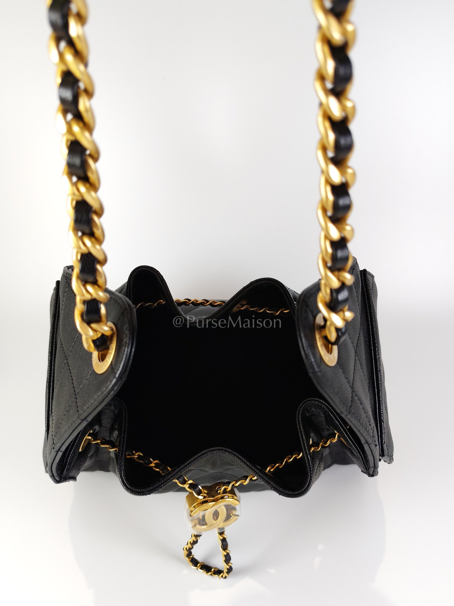 25 Small in Black Caviar Leather and Aged Gold Hardware (Microchip) | Purse Maison Luxury Bags Shop