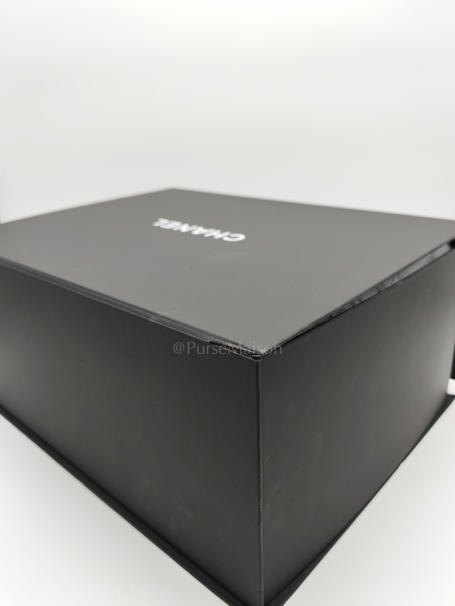 25 Small in Black Caviar Leather and Aged Gold Hardware (Microchip) | Purse Maison Luxury Bags Shop