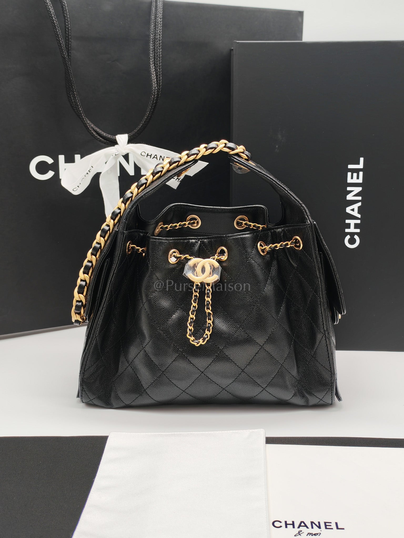 25 Small in Black Caviar Leather and Aged Gold Hardware (Microchip) | Purse Maison Luxury Bags Shop