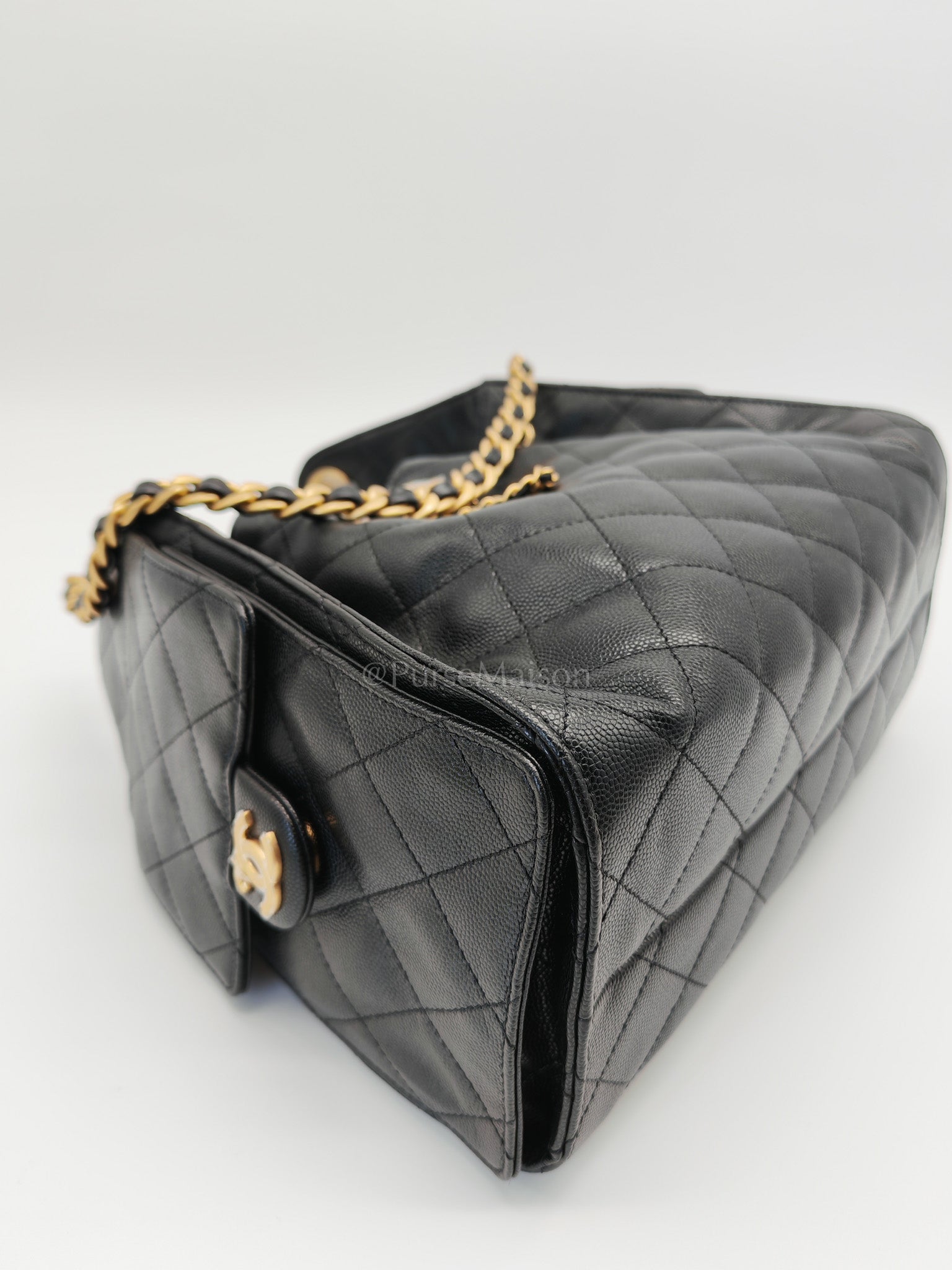 25 Small in Black Caviar Leather and Aged Gold Hardware (Microchip) | Purse Maison Luxury Bags Shop