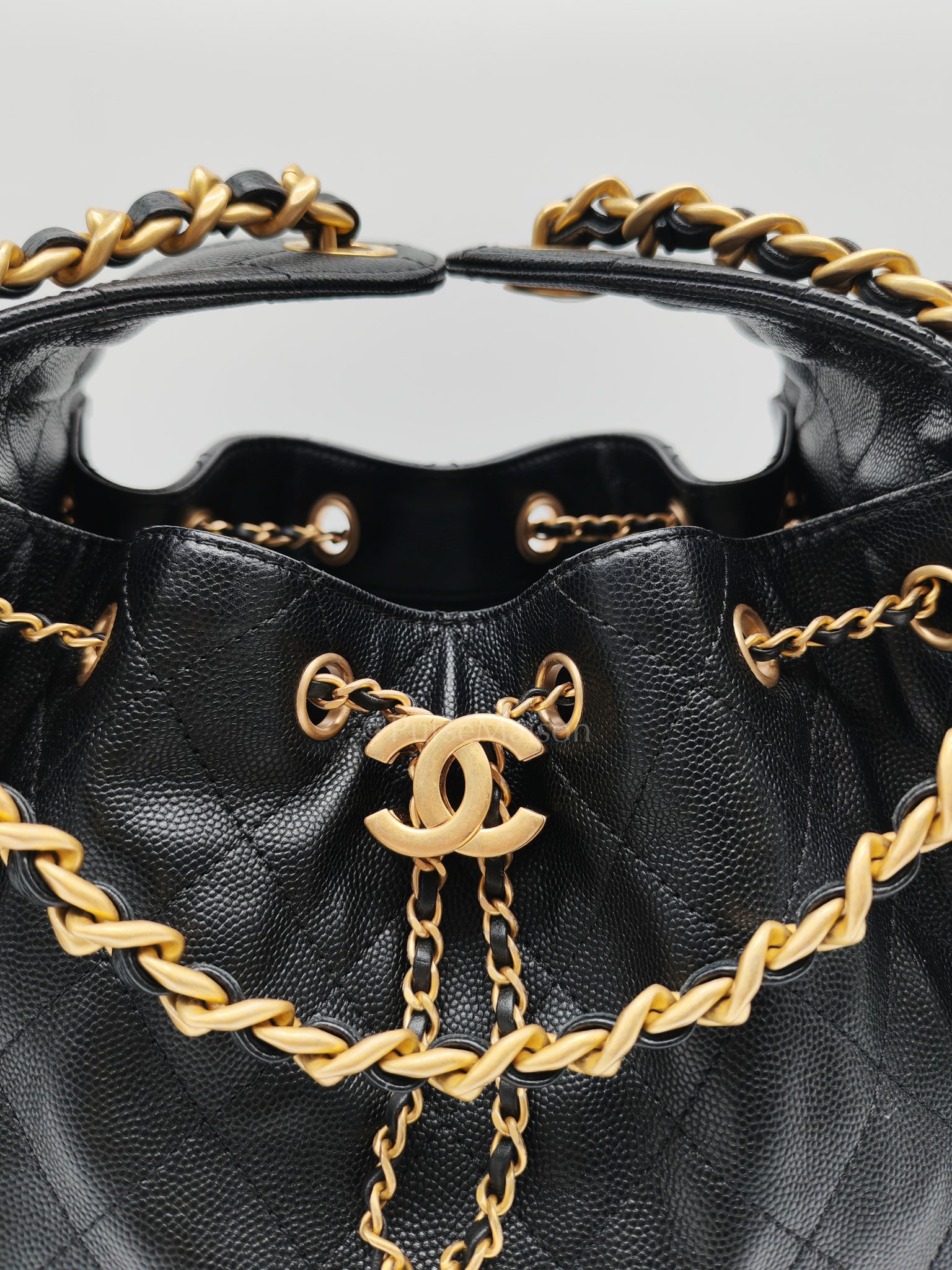 25 Small in Black Caviar Leather and Aged Gold Hardware (Microchip) | Purse Maison Luxury Bags Shop