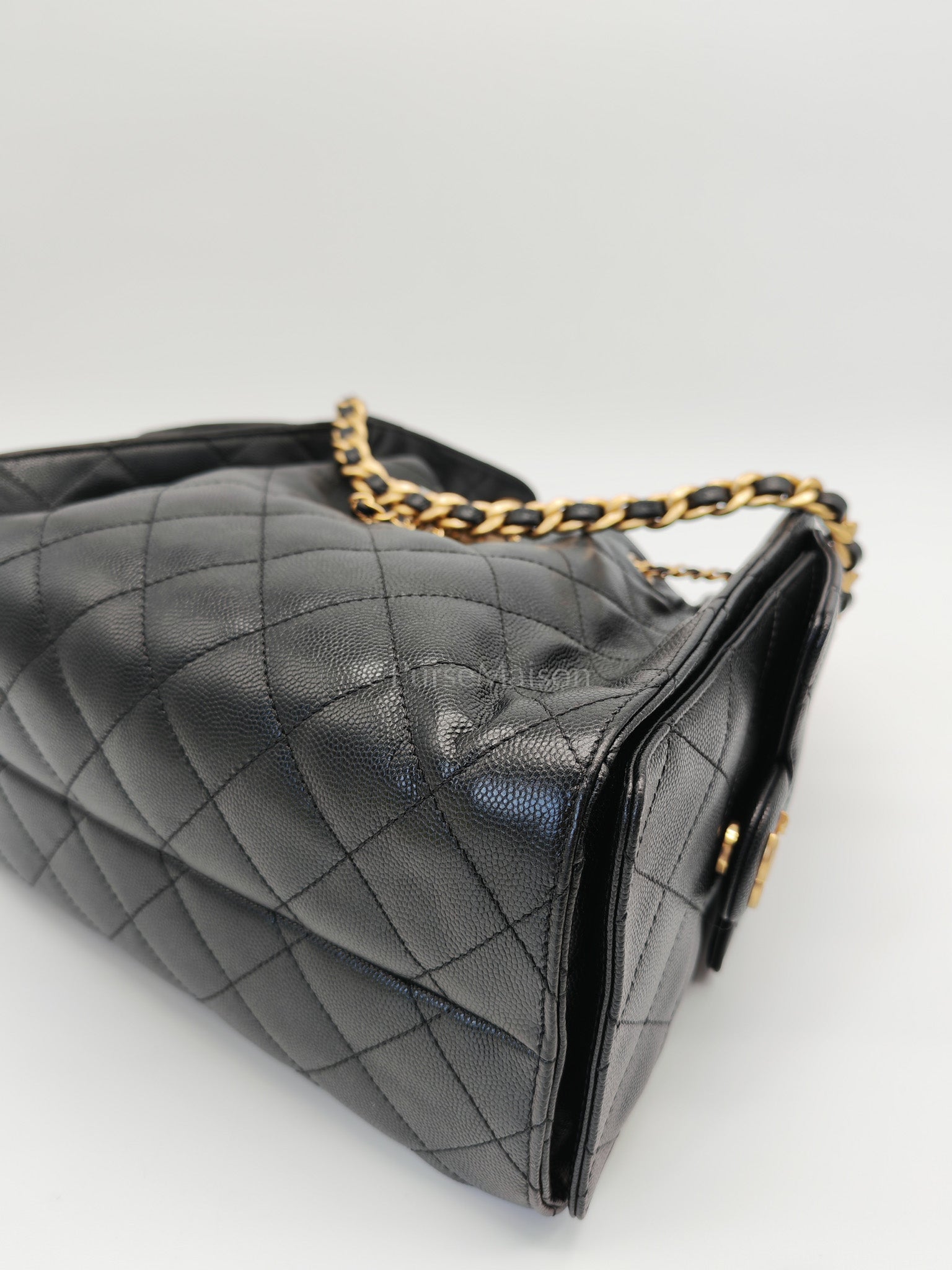 25 Small in Black Caviar Leather and Aged Gold Hardware (Microchip) | Purse Maison Luxury Bags Shop