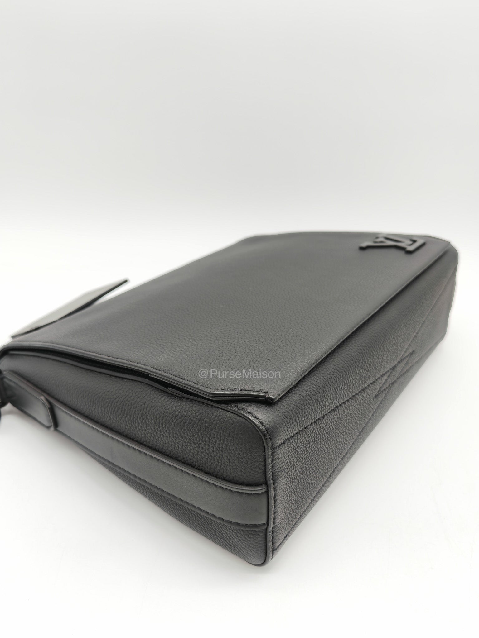 Louis Vuitton Aerogram Takeoff Messenger Bag in Black Grained Leather (Microchip)