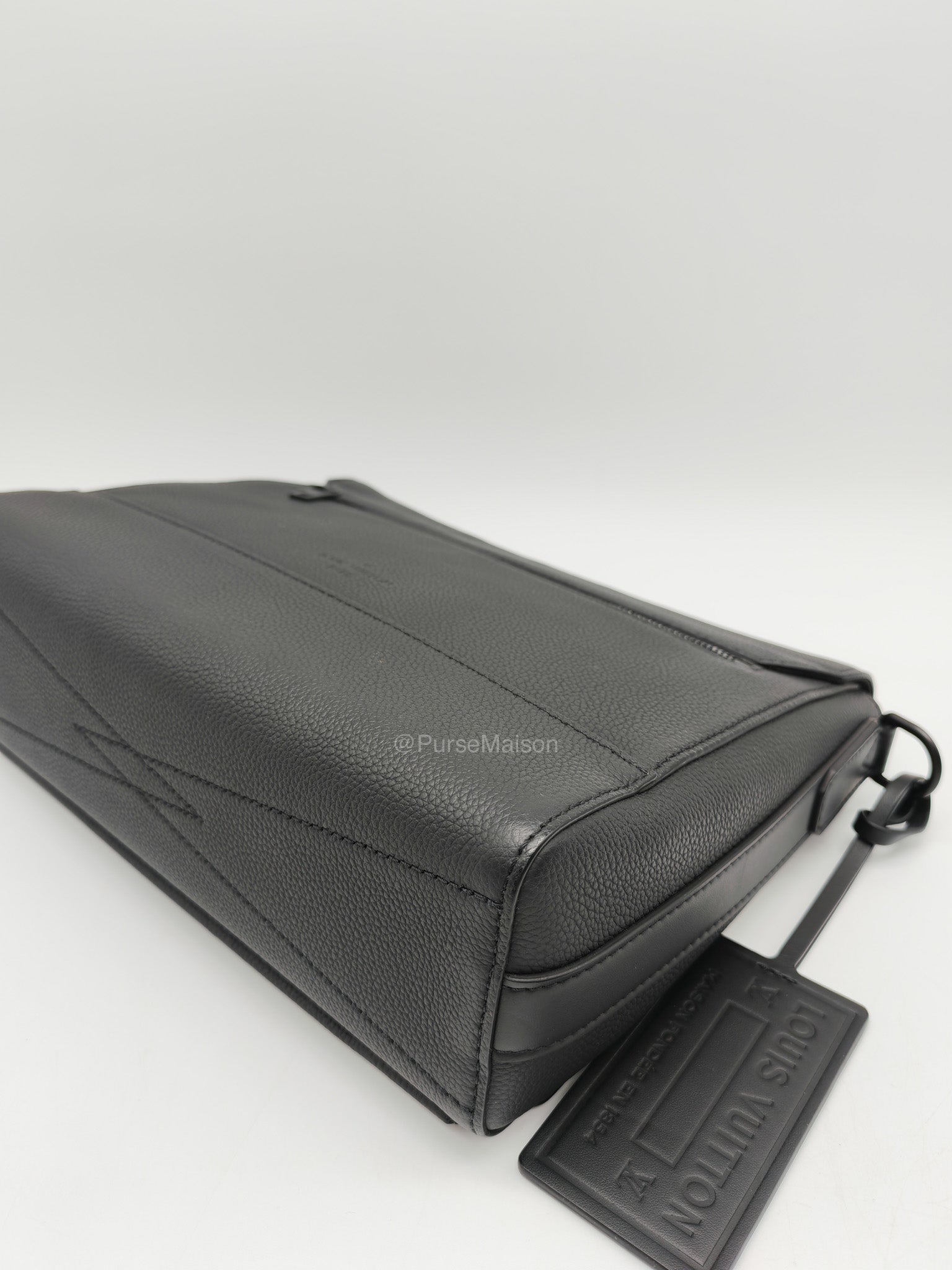 Louis Vuitton Aerogram Takeoff Messenger Bag in Black Grained Leather (Microchip)