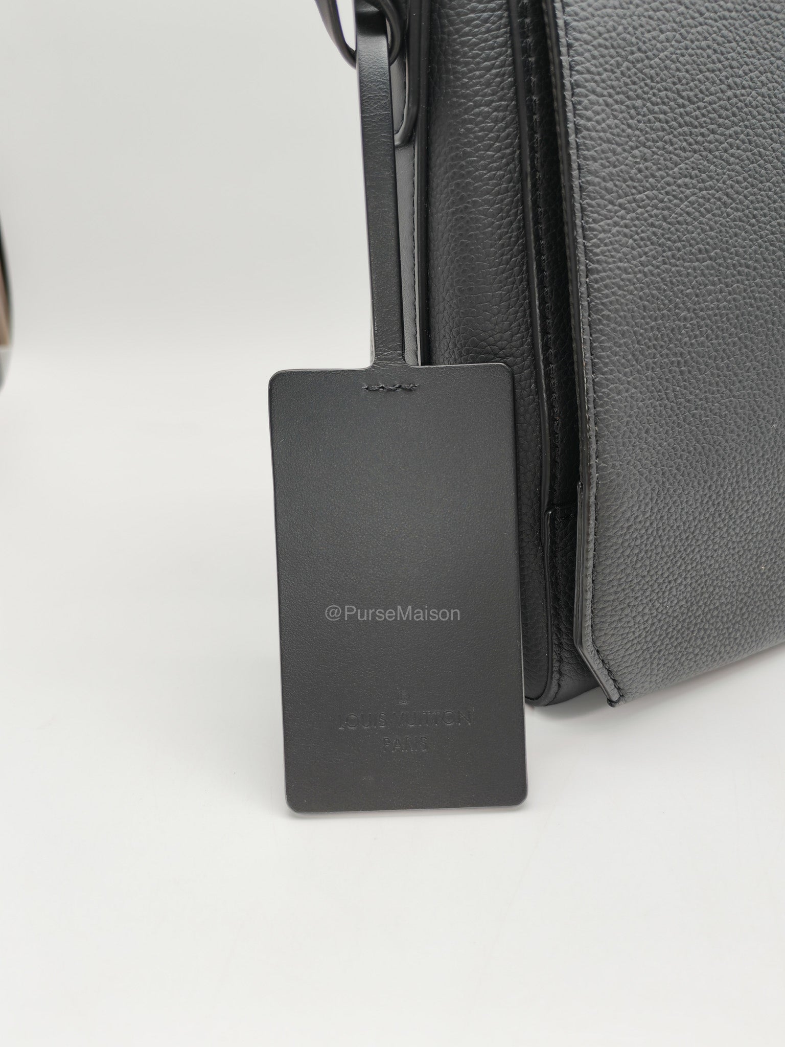 Louis Vuitton Aerogram Takeoff Messenger Bag in Black Grained Leather (Microchip)
