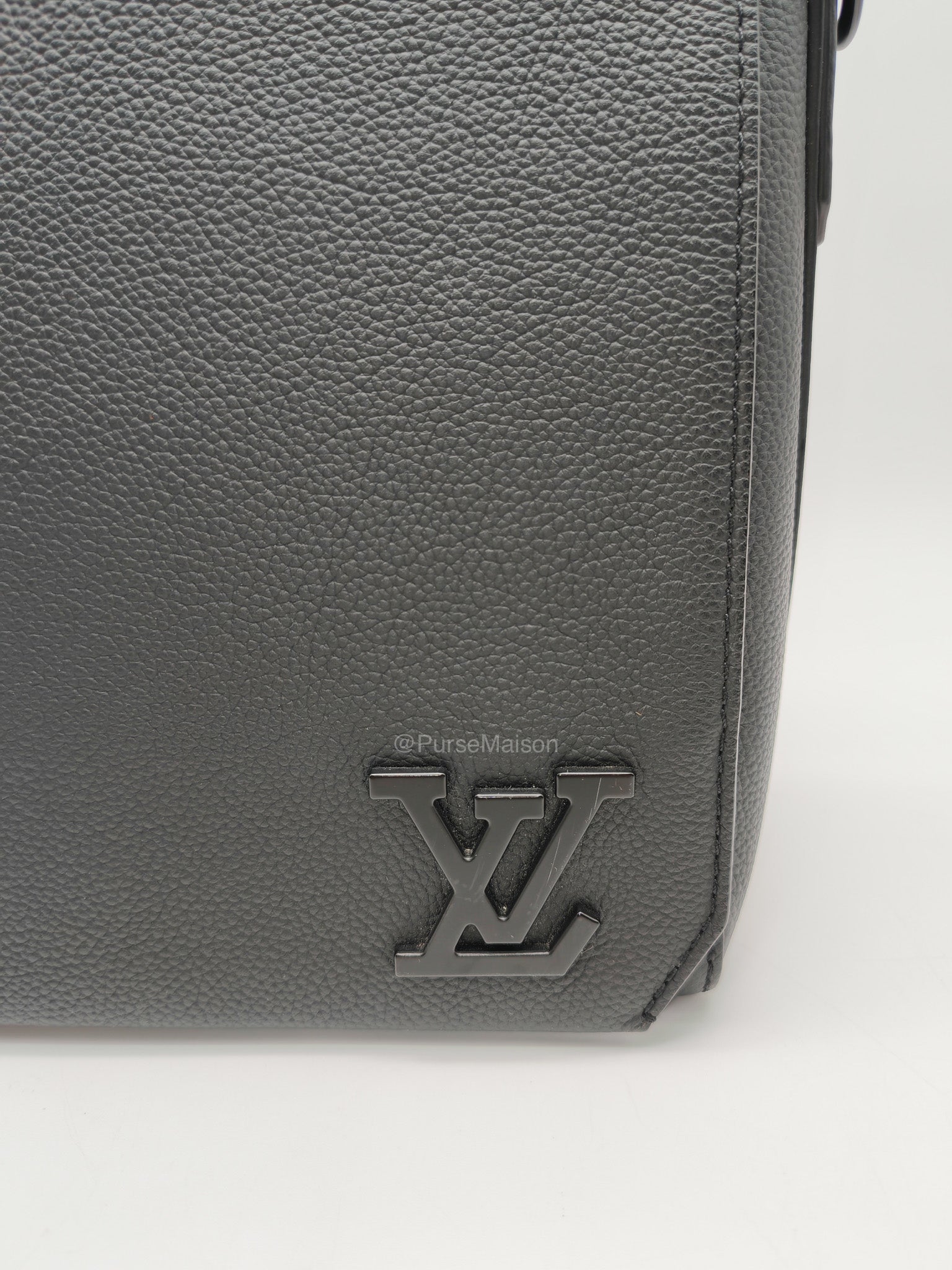 Louis Vuitton Aerogram Takeoff Messenger Bag in Black Grained Leather (Microchip)