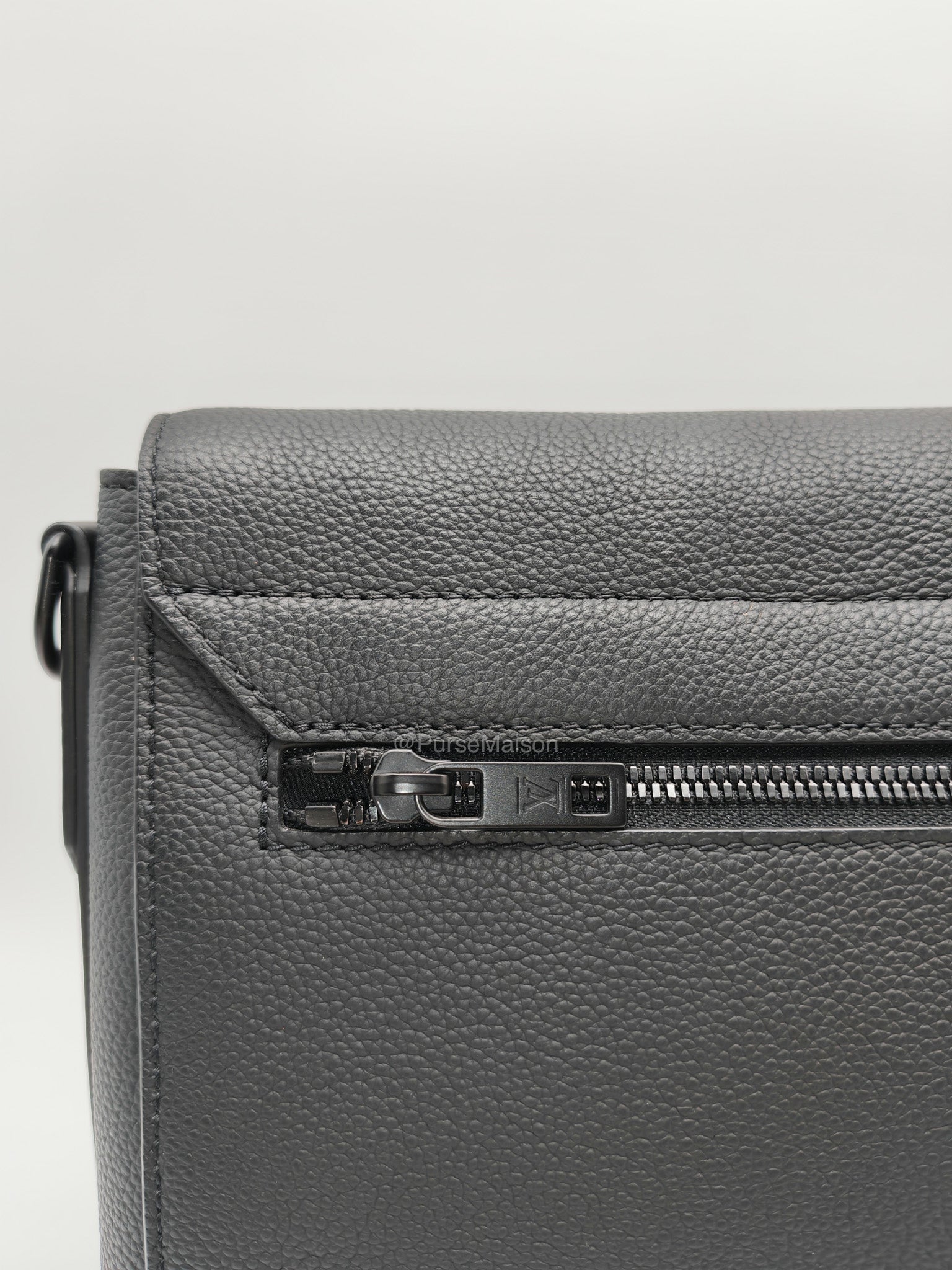 Louis Vuitton Aerogram Takeoff Messenger Bag in Black Grained Leather (Microchip)