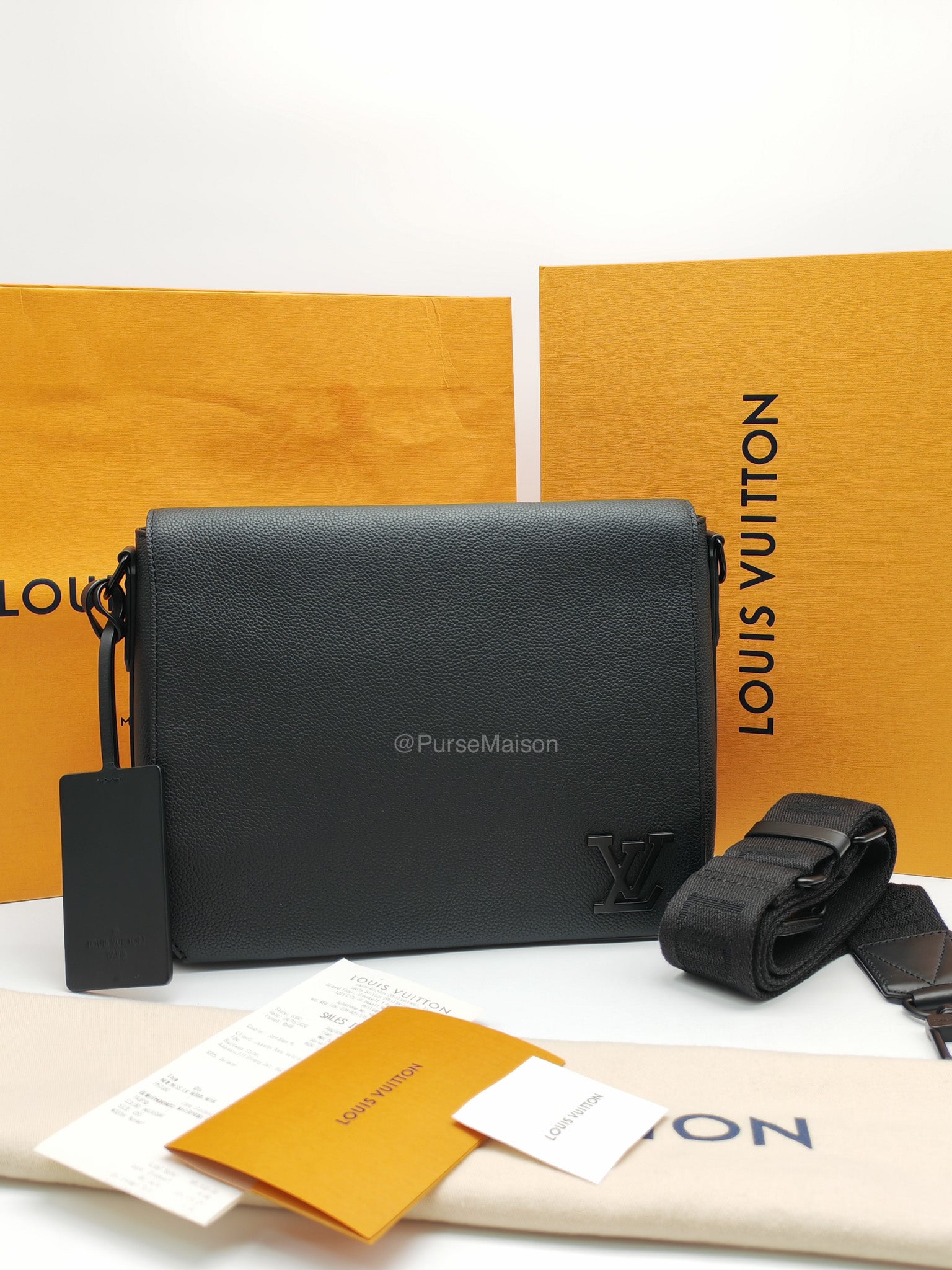 Louis Vuitton Aerogram Takeoff Messenger Bag in Black Grained Leather (Microchip)
