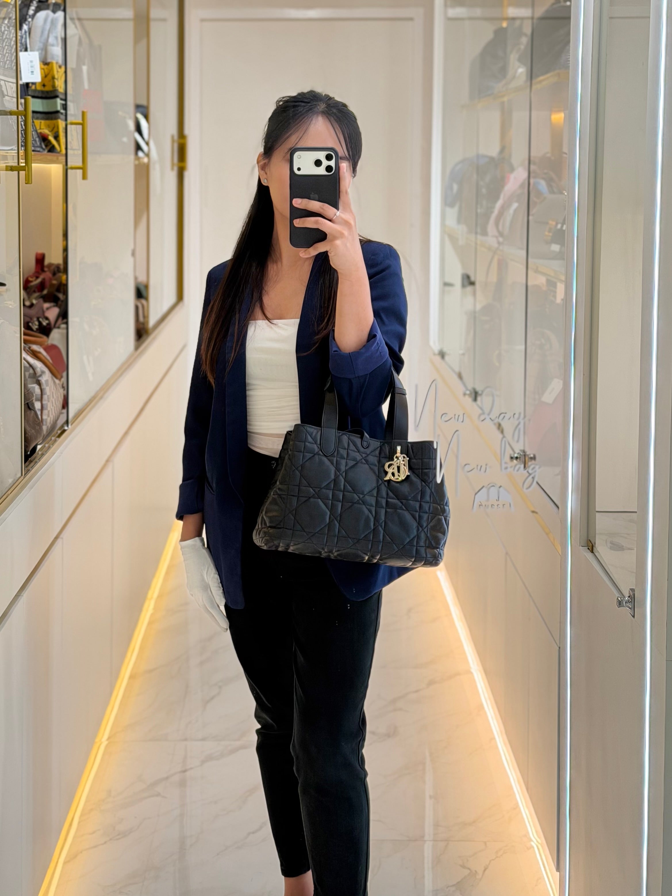 Toujours Medium in Black Lambskin Leather Hand Bag