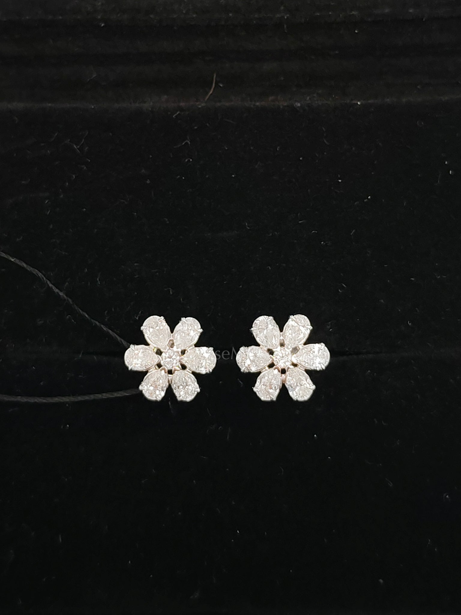 18k 1.71gms. 1.03cts Natural Diamond White Gold Earrings