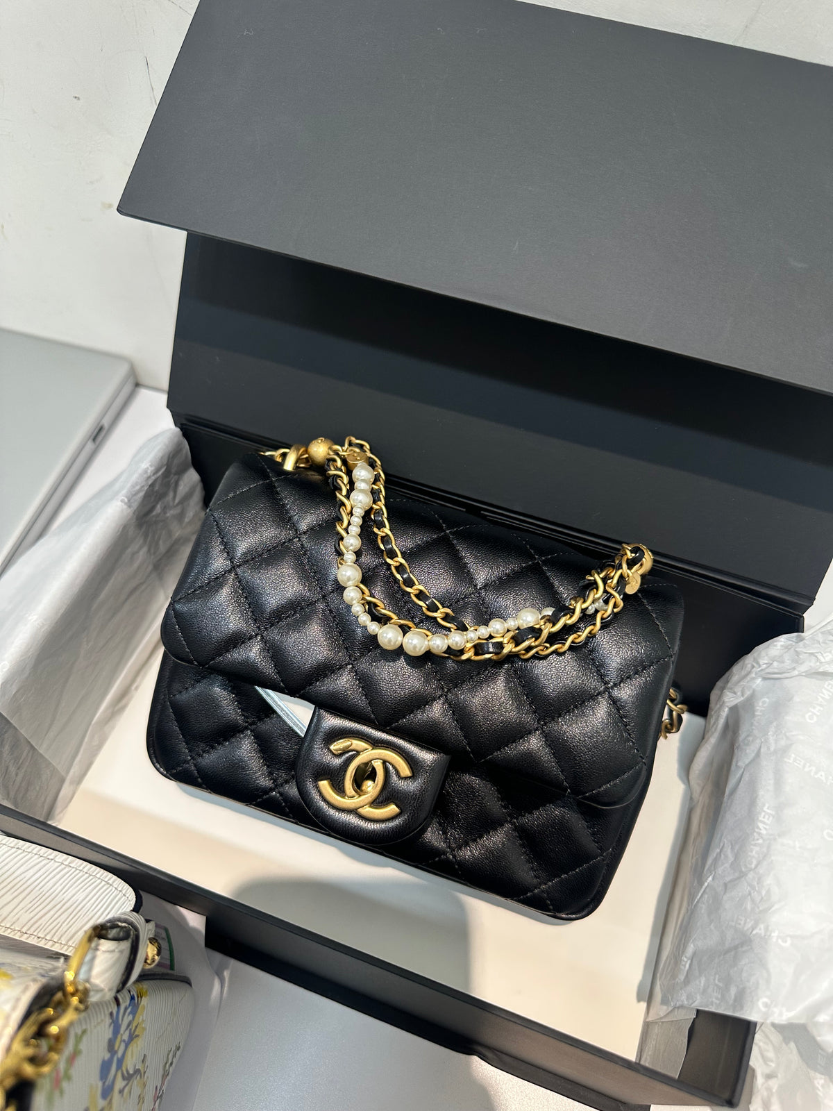 Chanel mini square flap bag with pearl top handle in blackquilted shiney lambskin leather microchip N9JP60H5
