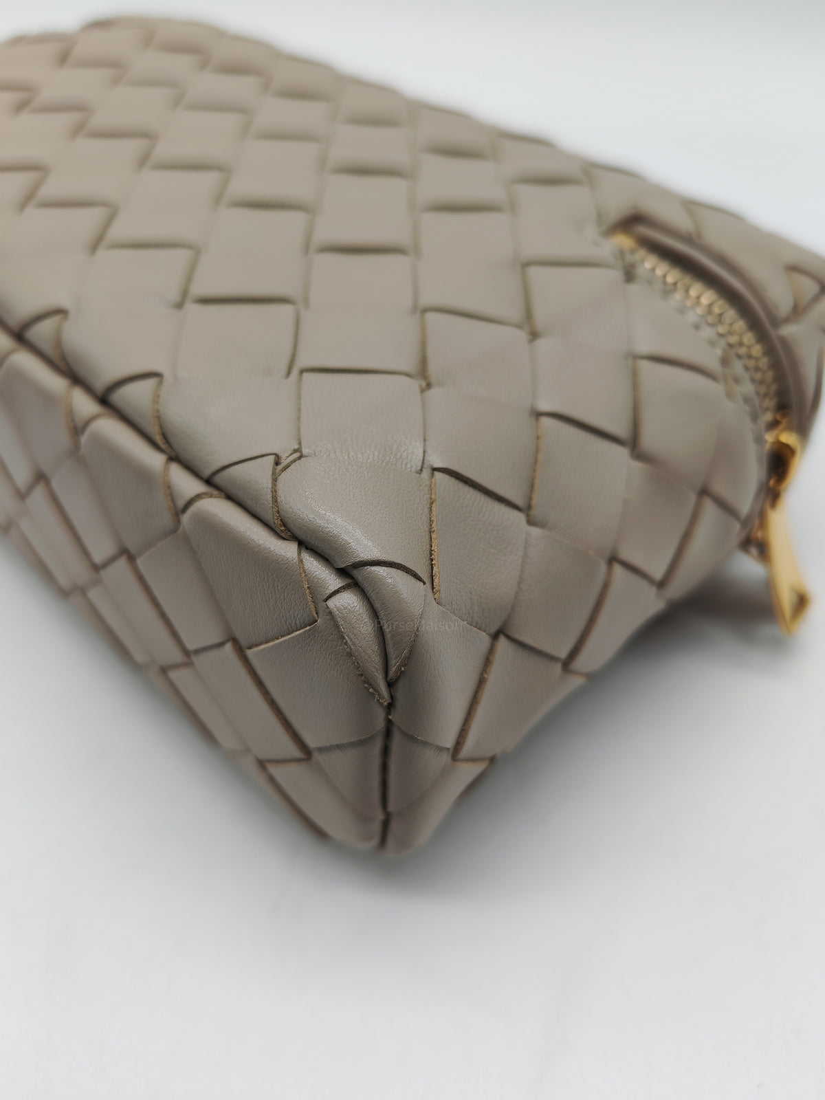 Bottega Veneta Bang Bang Vanity Case Bag in Beige Woven Intrecciato Calfskin Leather and Gold Hardware