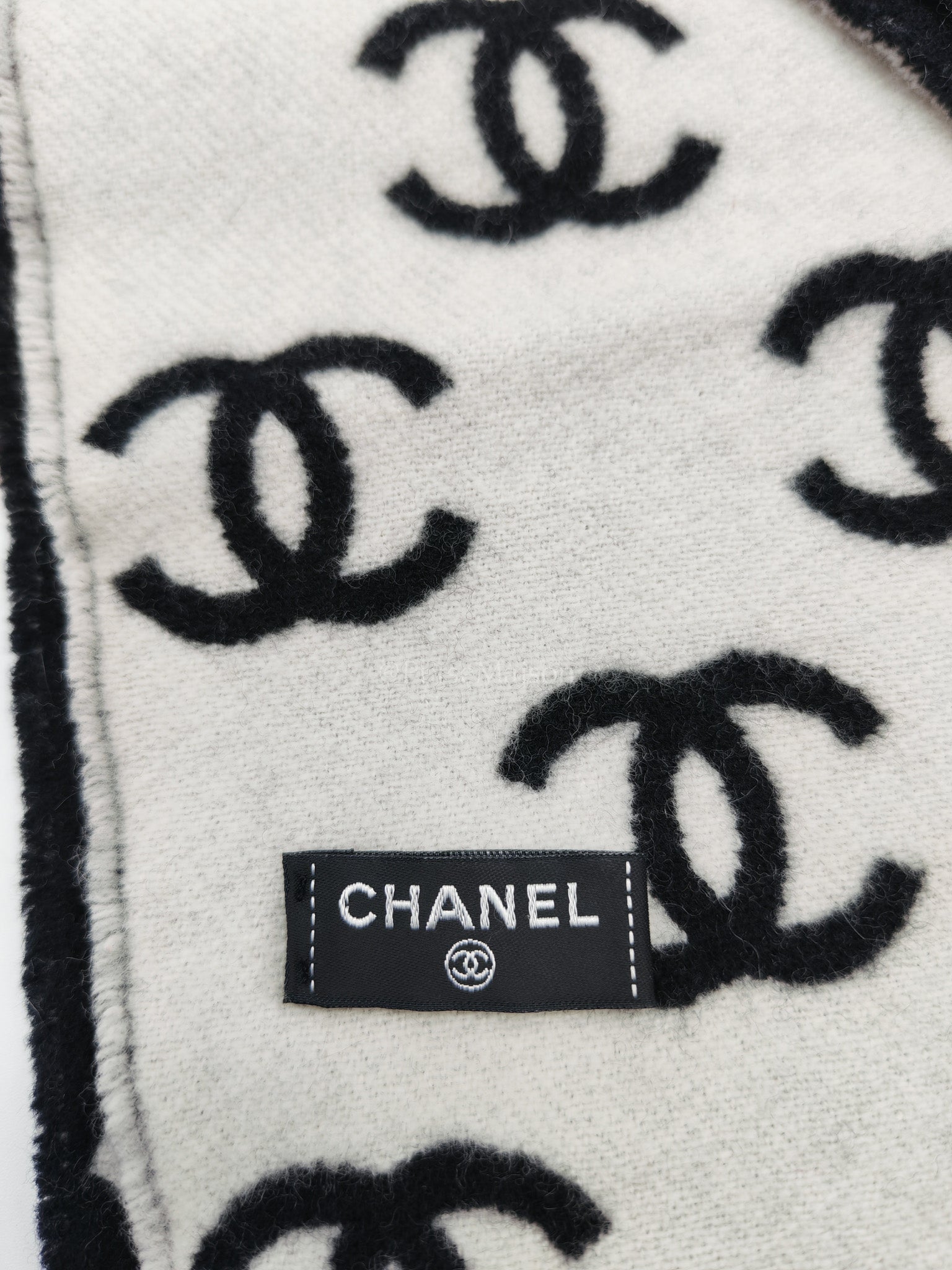 CC Logo Wool Cashmere Scarf Reversible in Black and White