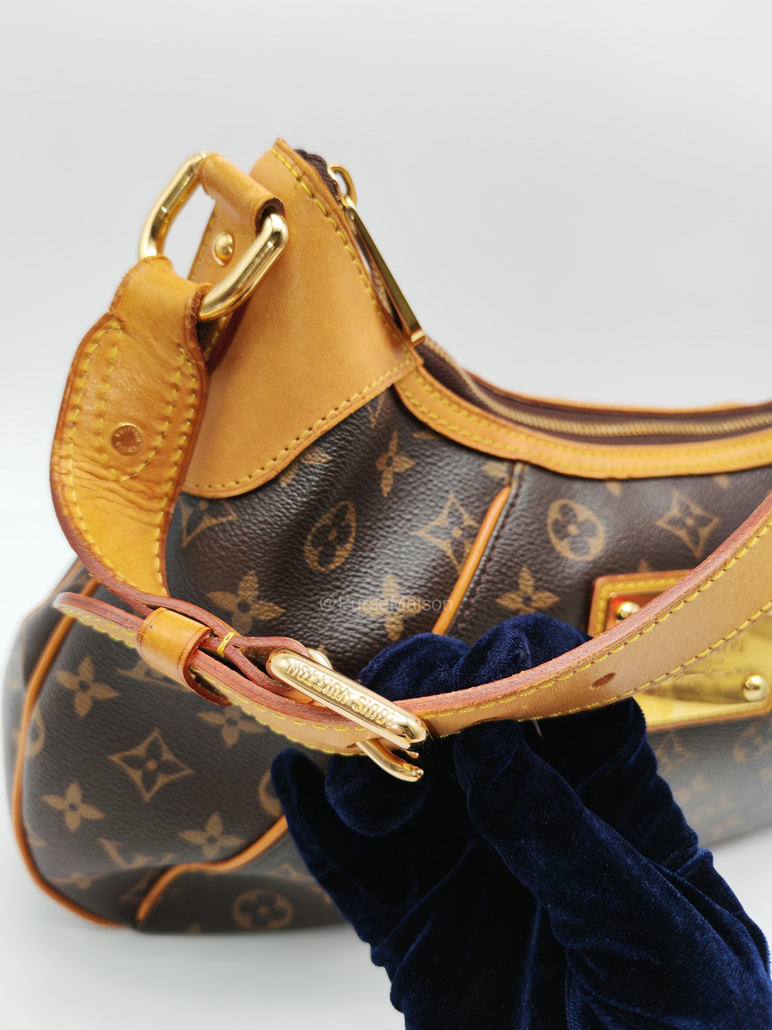 Louis Vuitton Thames GM Handbag in Monogram Canvas and Gold Hardware (Datecode: AR3140)