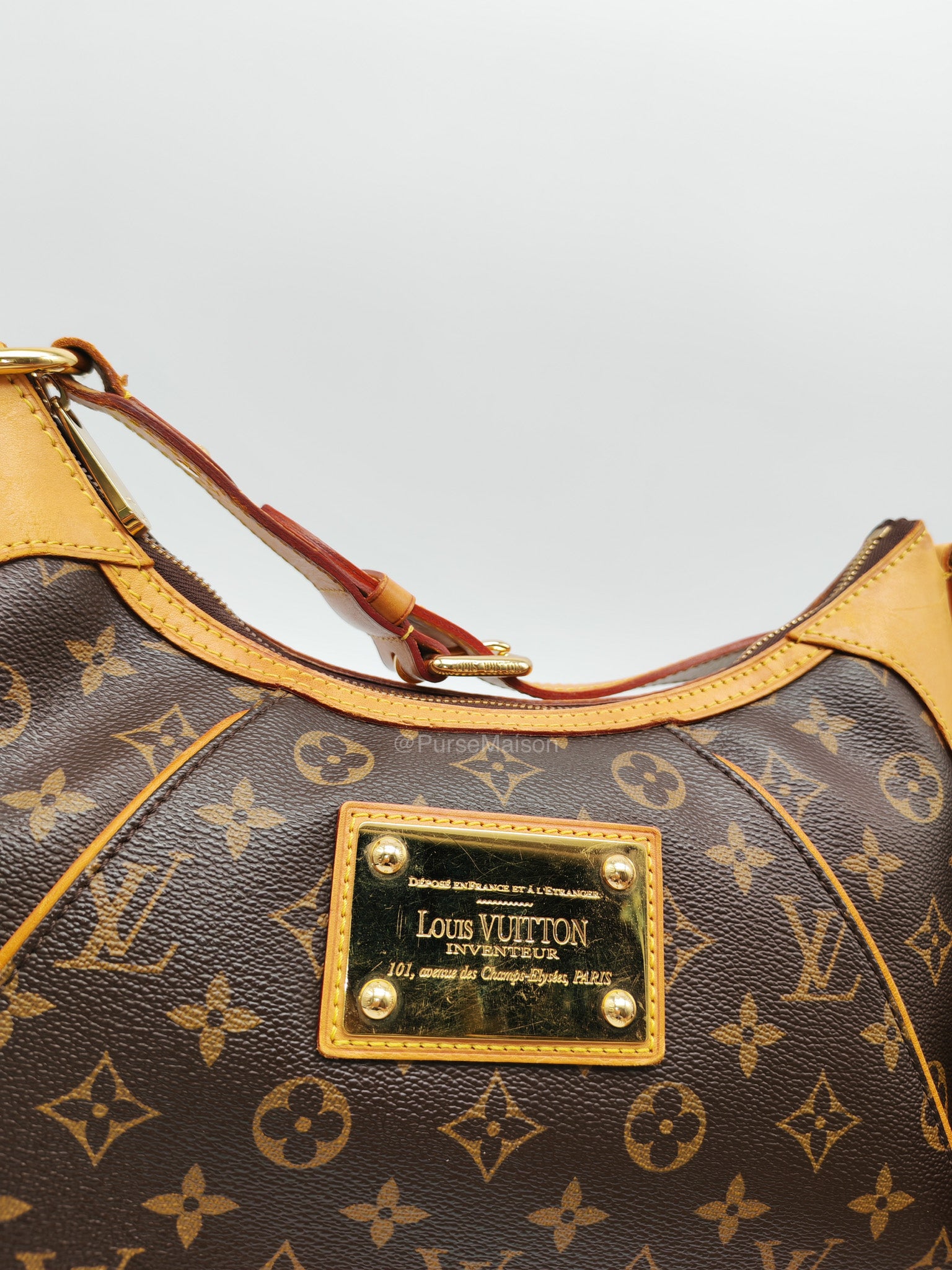 Louis Vuitton Thames GM Handbag in Monogram Canvas and Gold Hardware (Datecode: AR3140)