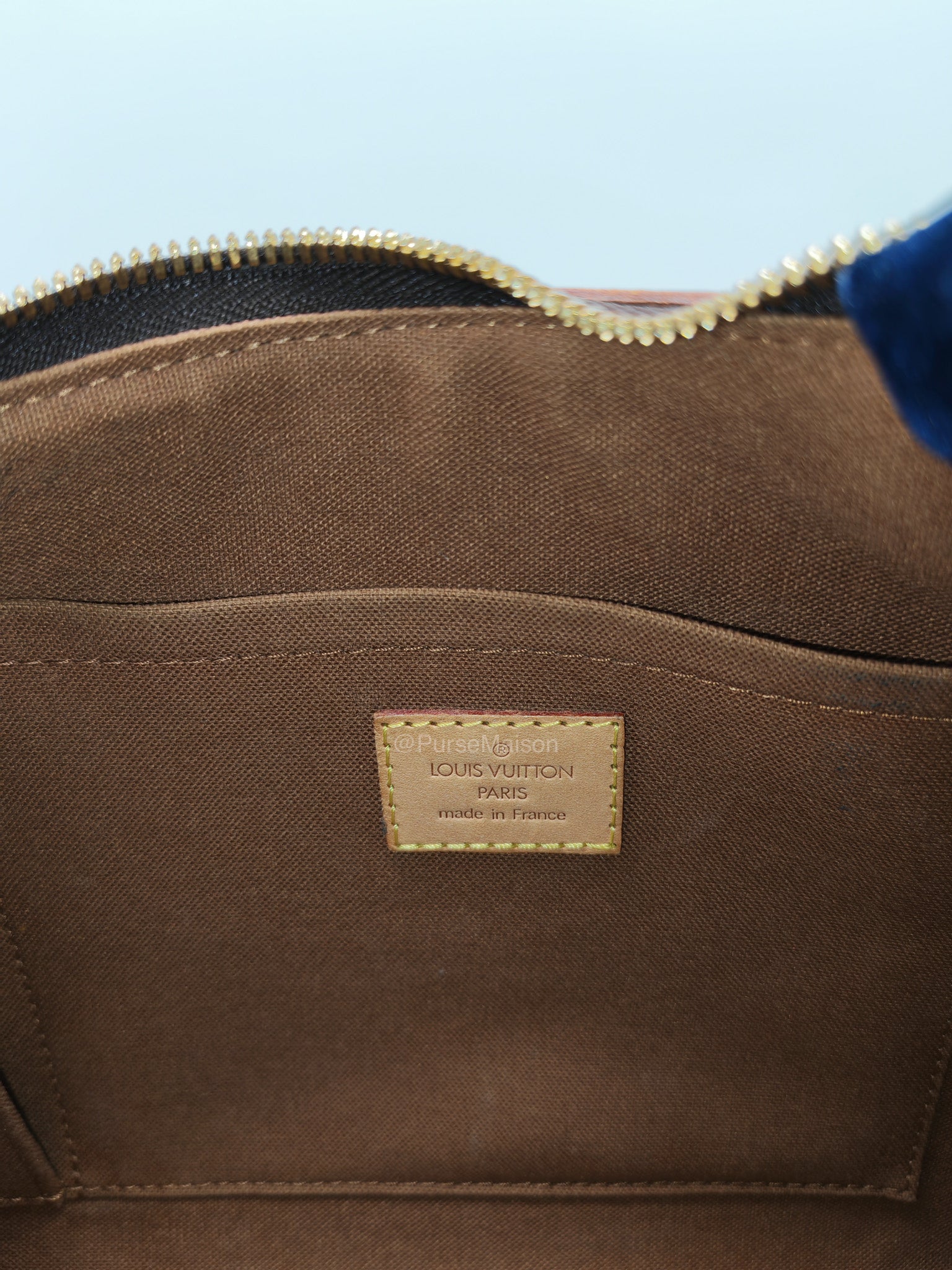 Louis Vuitton Thames GM Handbag in Monogram Canvas and Gold Hardware (Datecode: AR3140)