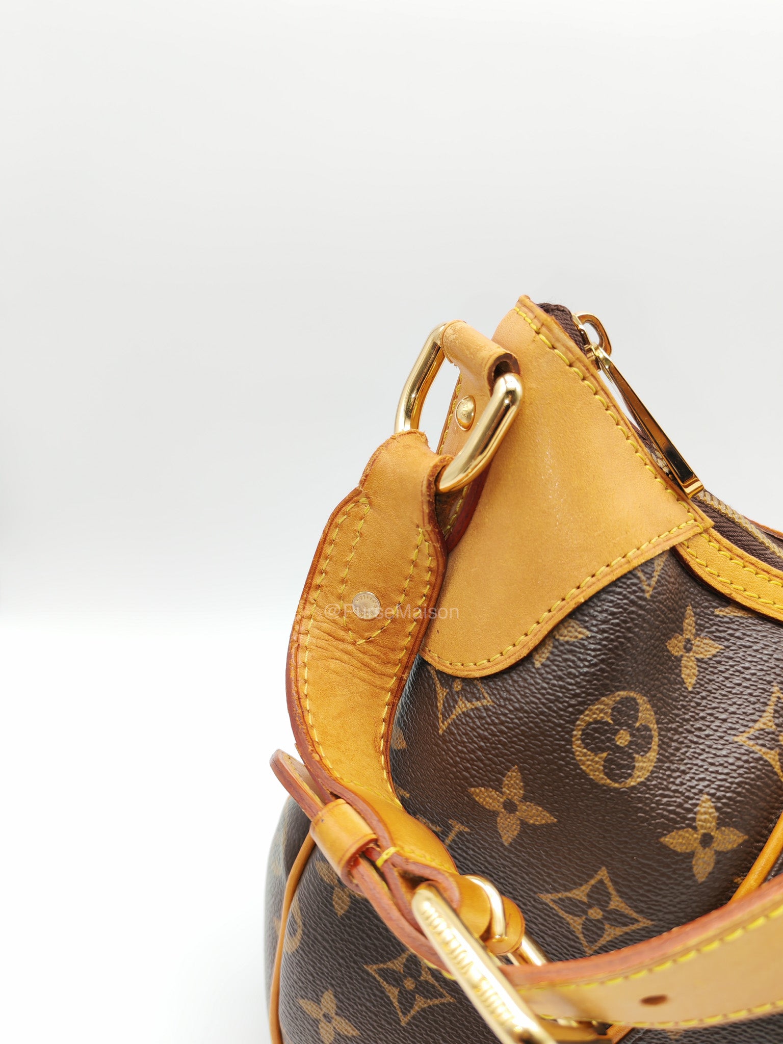 Louis Vuitton Thames GM Handbag in Monogram Canvas and Gold Hardware (Datecode: AR3140)