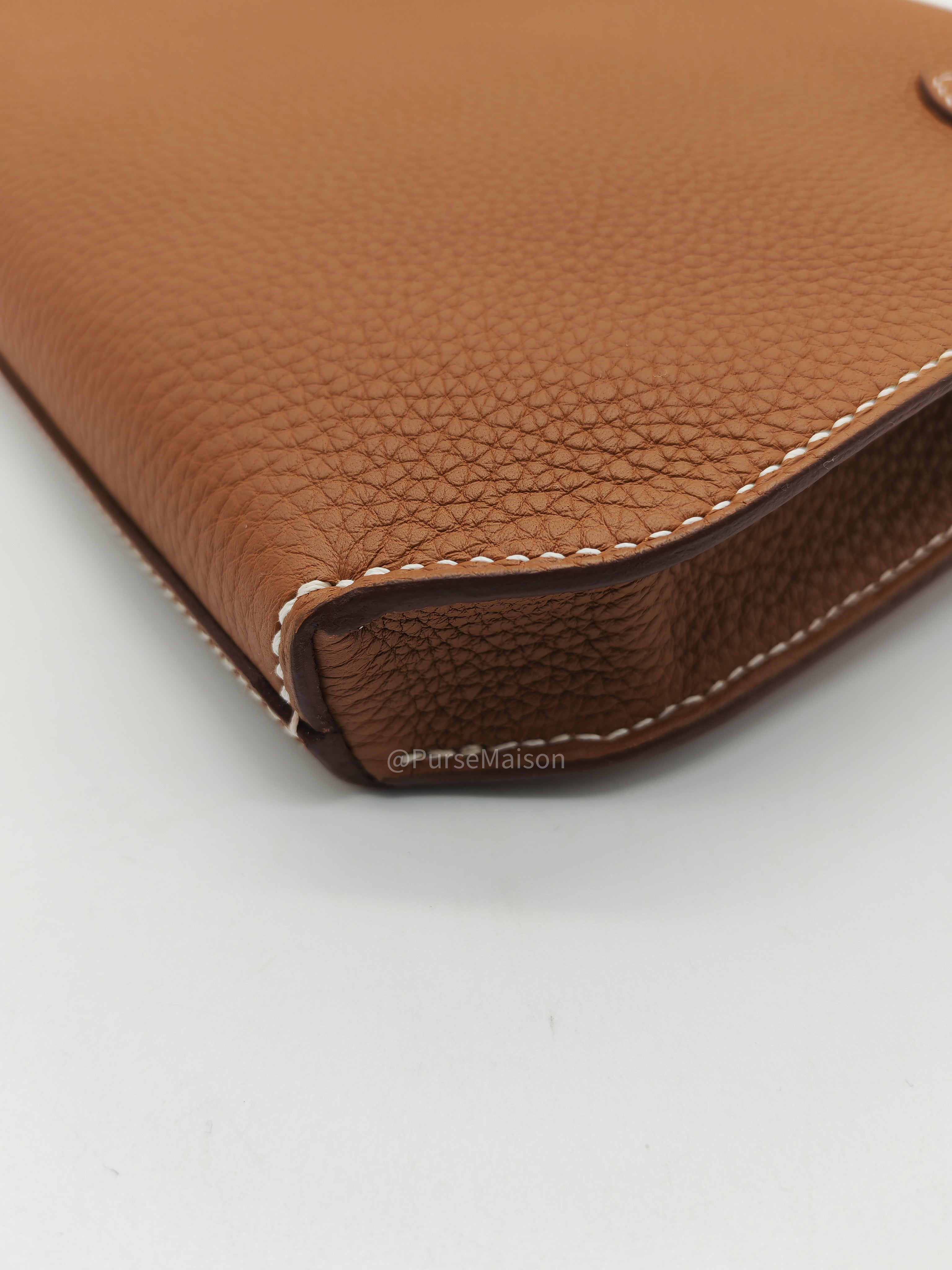 Hermes Kelly Depeches 25 Pouch in Gold Togo Leather and Palladium Hardware Stamp B (2023)