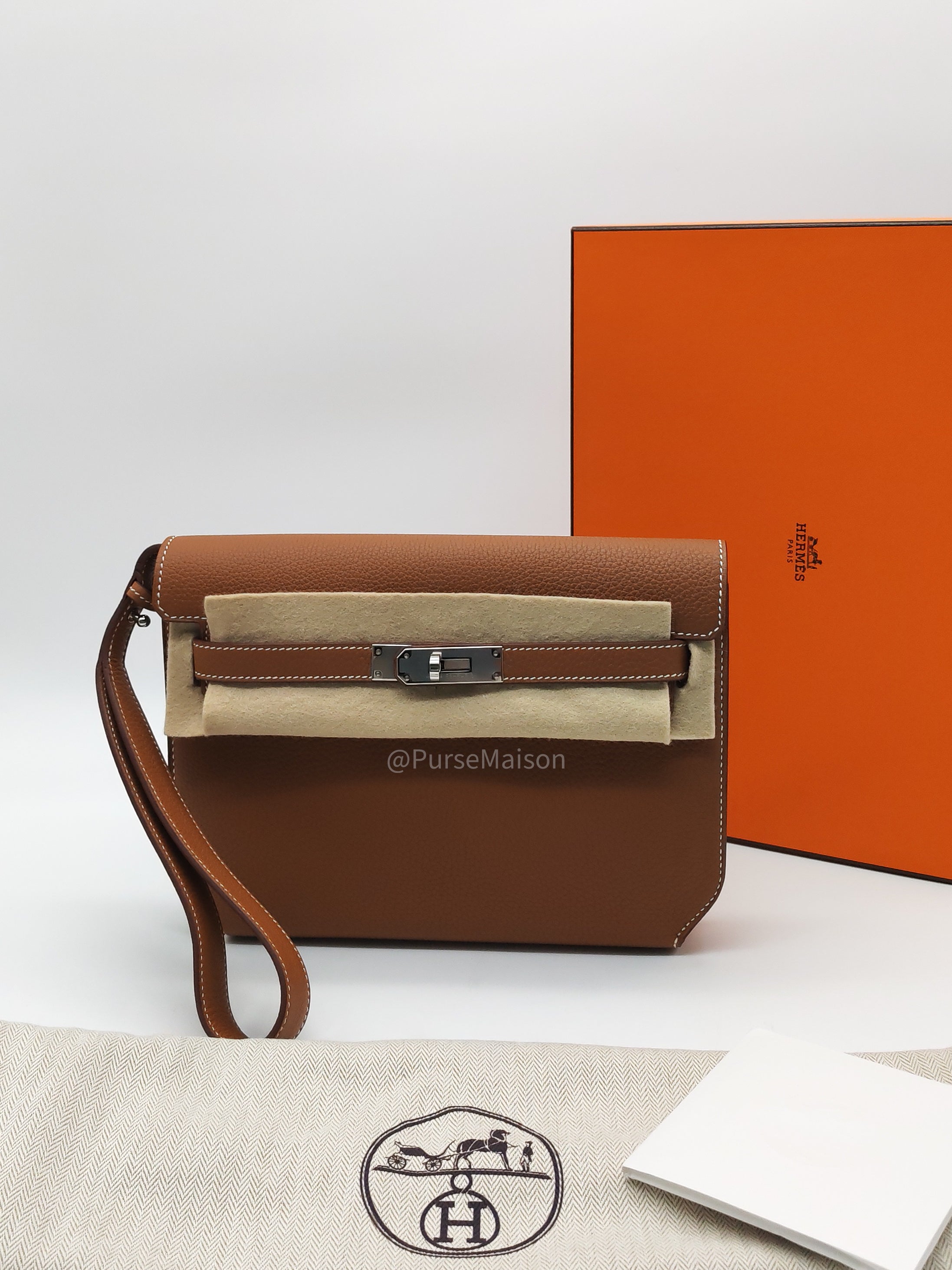 Hermes Kelly Depeches 25 Pouch in Gold Togo Leather and Palladium Hardware Stamp B (2023)