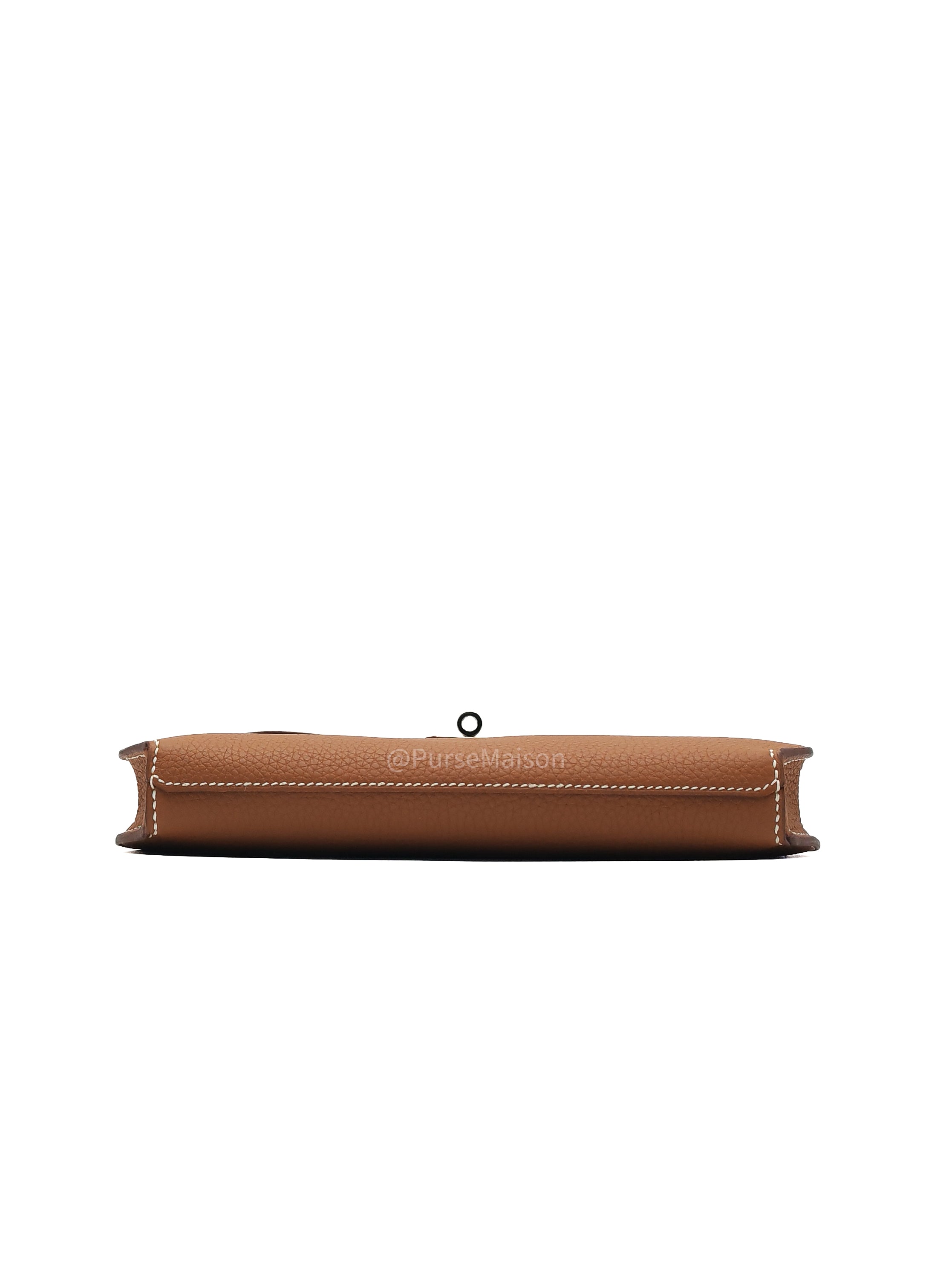 Hermes Kelly Depeches 25 Pouch in Gold Togo Leather and Palladium Hardware Stamp B (2023)