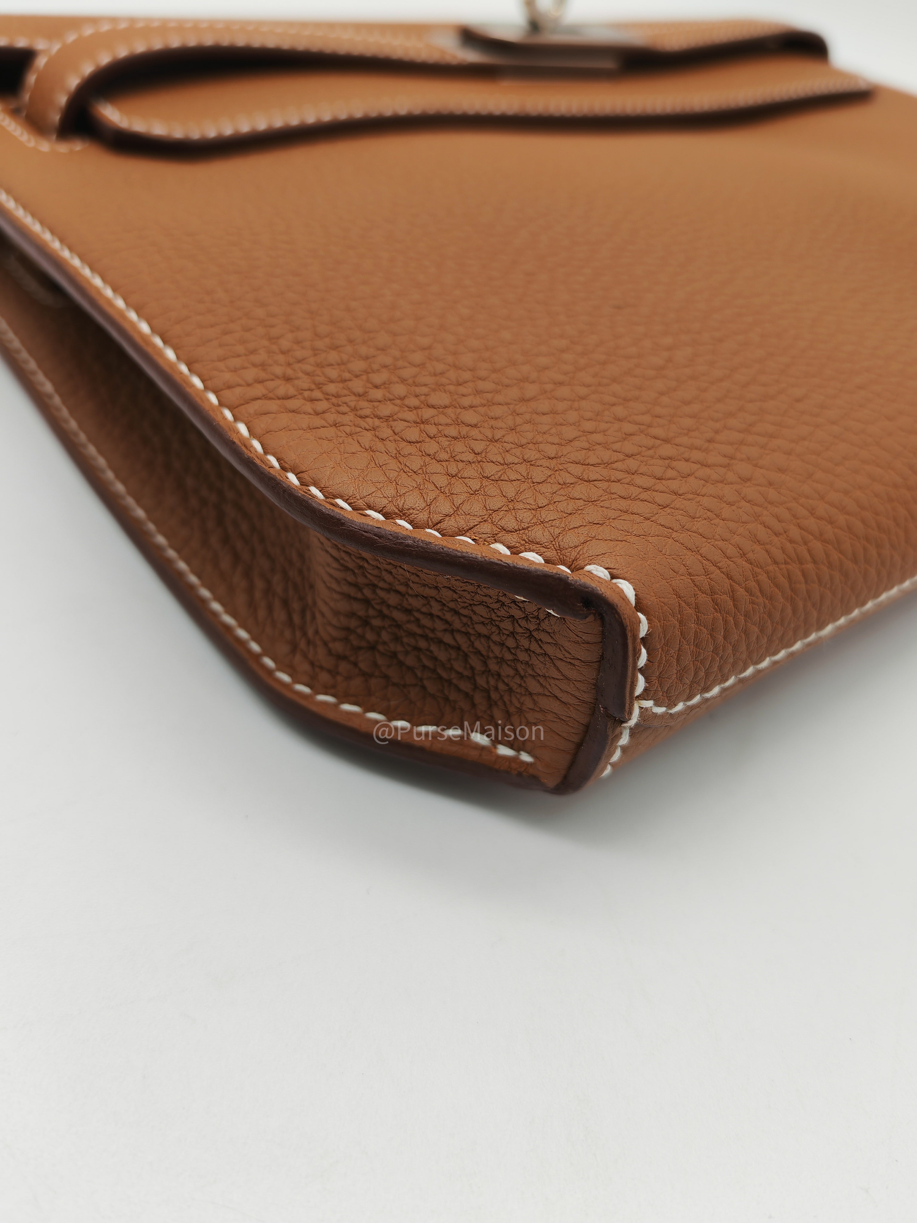Hermes Kelly Depeches 25 Pouch in Gold Togo Leather and Palladium Hardware Stamp B (2023)