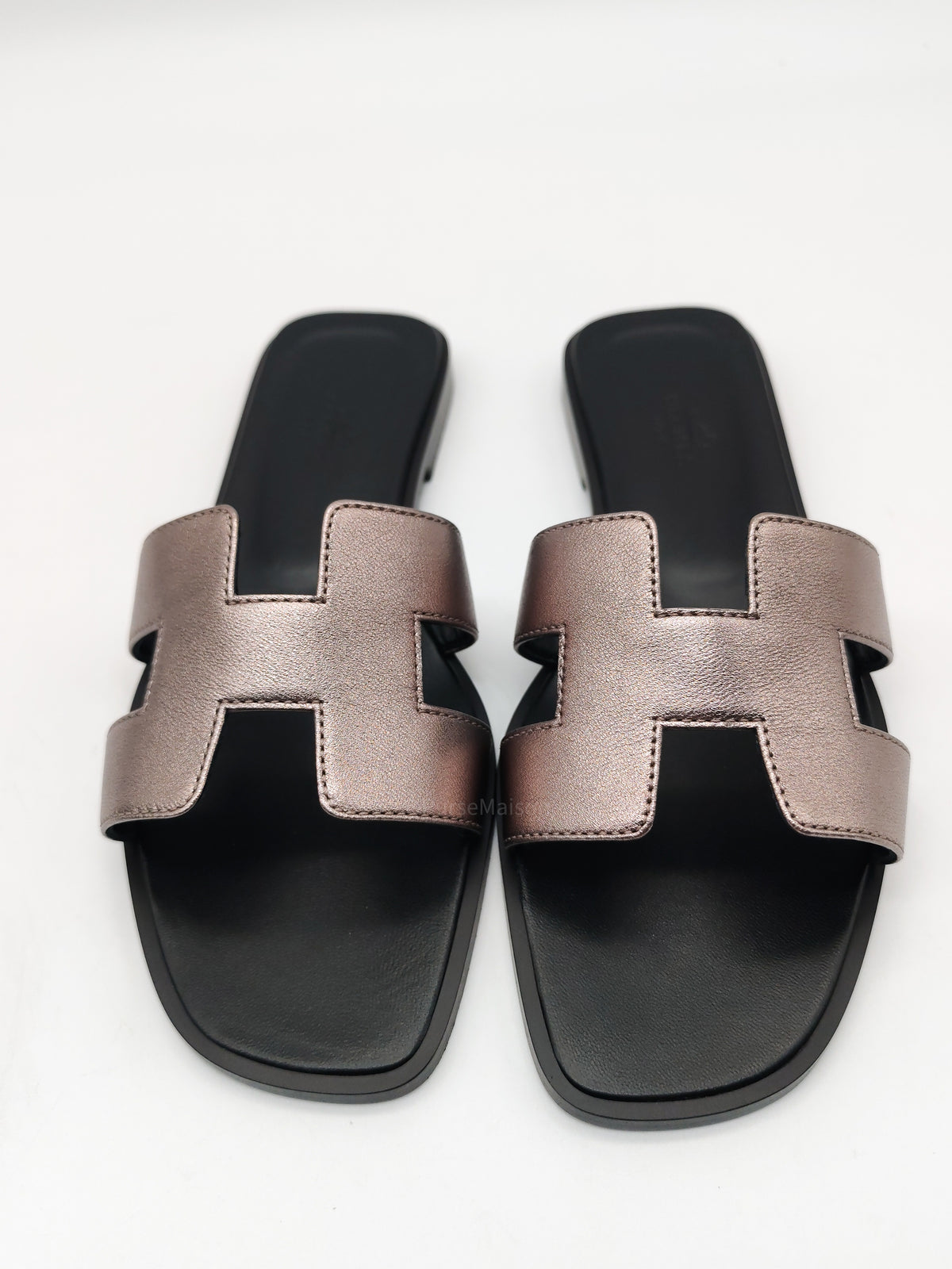 Hermes Oran Sandals in Champagne Metallic Chevre Matallisee Leather Size 37 EU (23.5 cm)