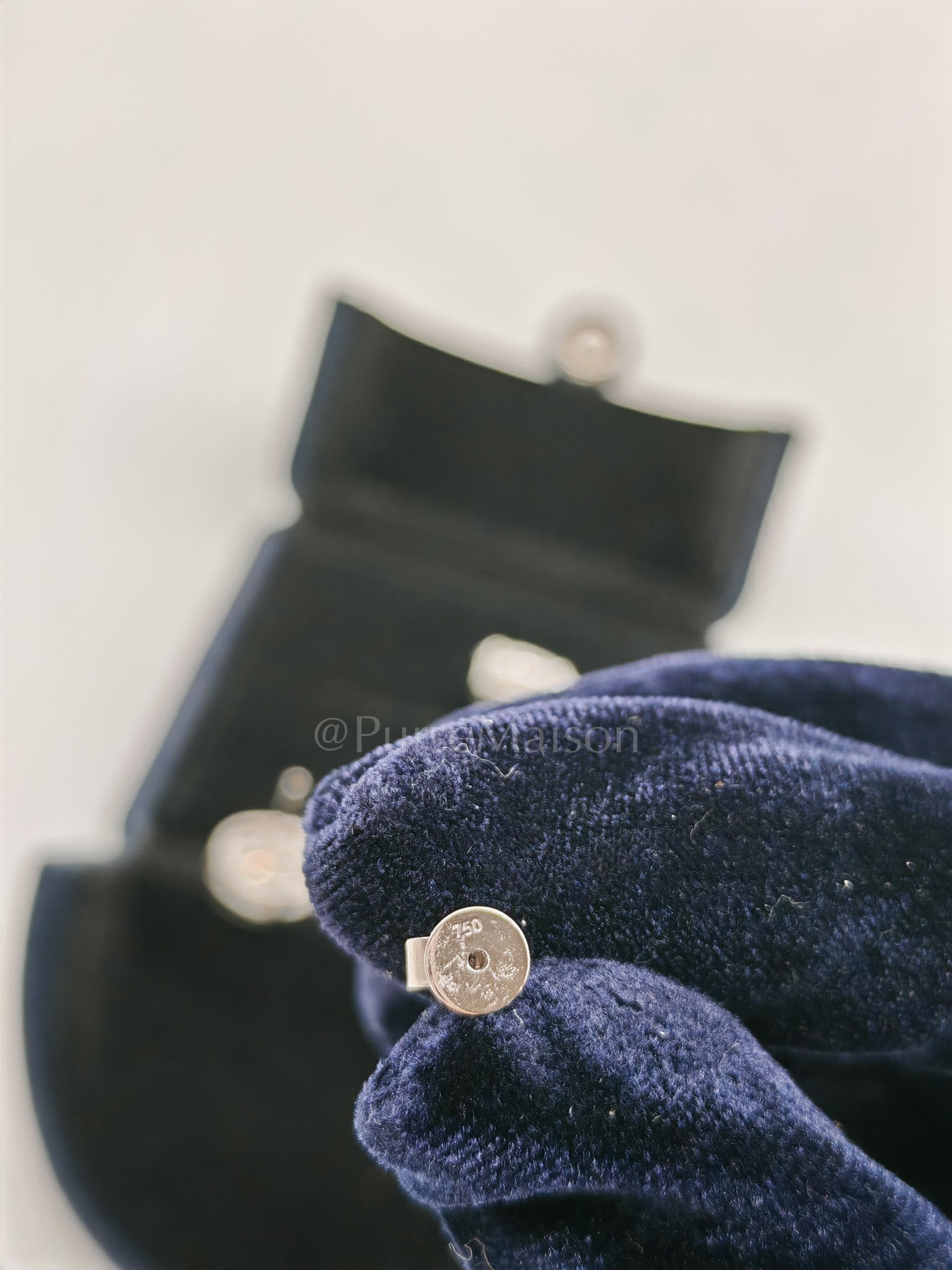 18k 6.42gms. 5.17cts. VS1 to VVS1 (Clarity) E to H (Color) Natural Diamond White Gold Earrings