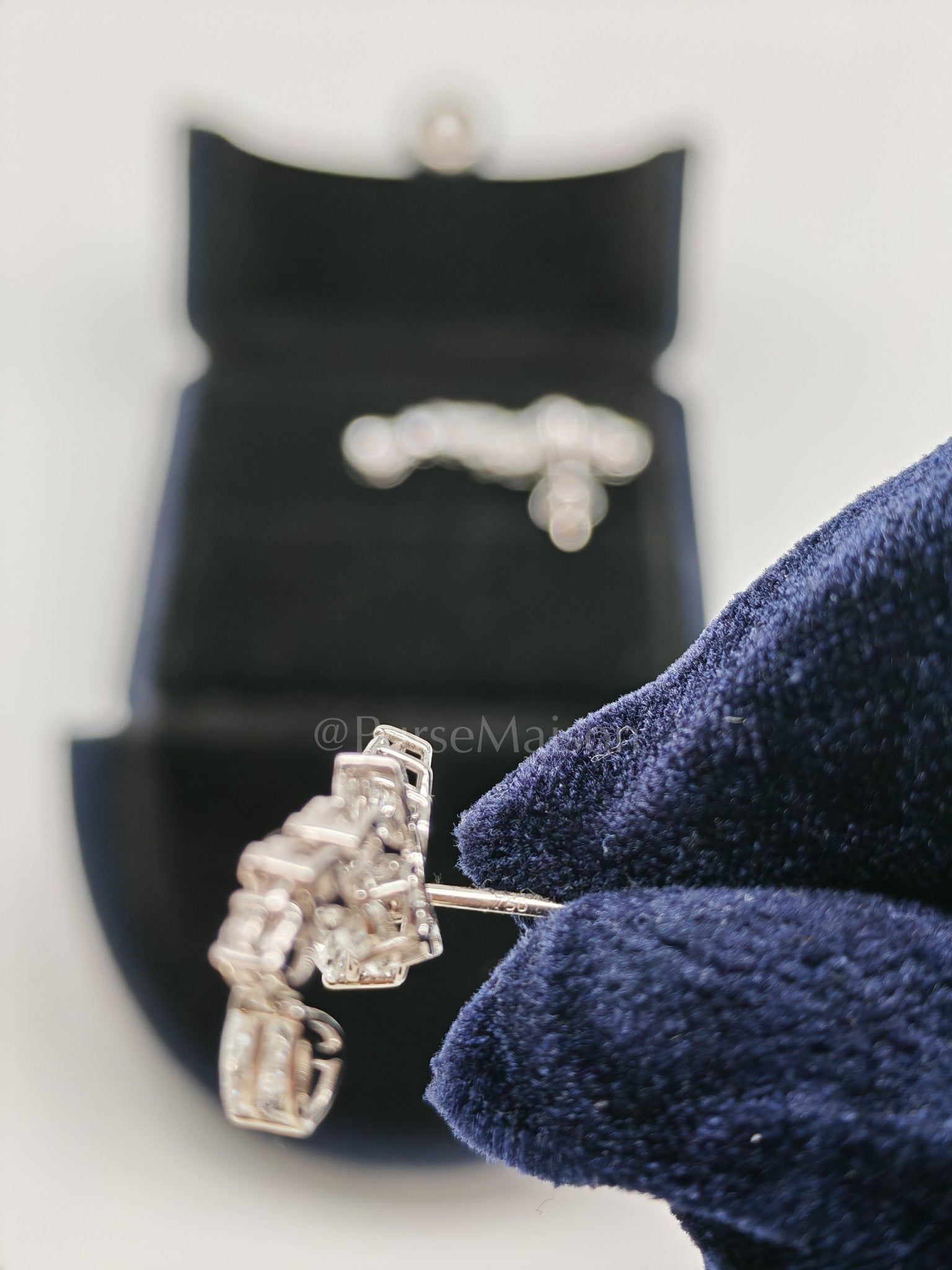 18k 4.66gms. 5.55cts. VS1 to VVS1 (Clarity) E to H (Color) Natural Diamond White Gold Earrings