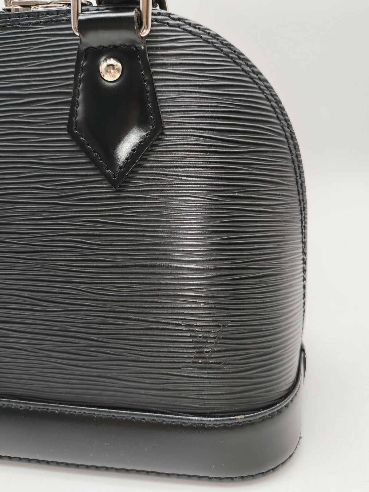 Louis Vuitton Alma BB in Black Epi Leather Silver Hardware (Date Code: AA1139)