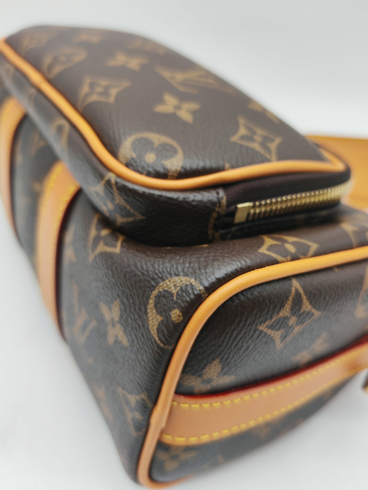 Louis Vuitton Keepall Bandouliere 25 in Monogram Canvas Top Handle Bag (Microchip)